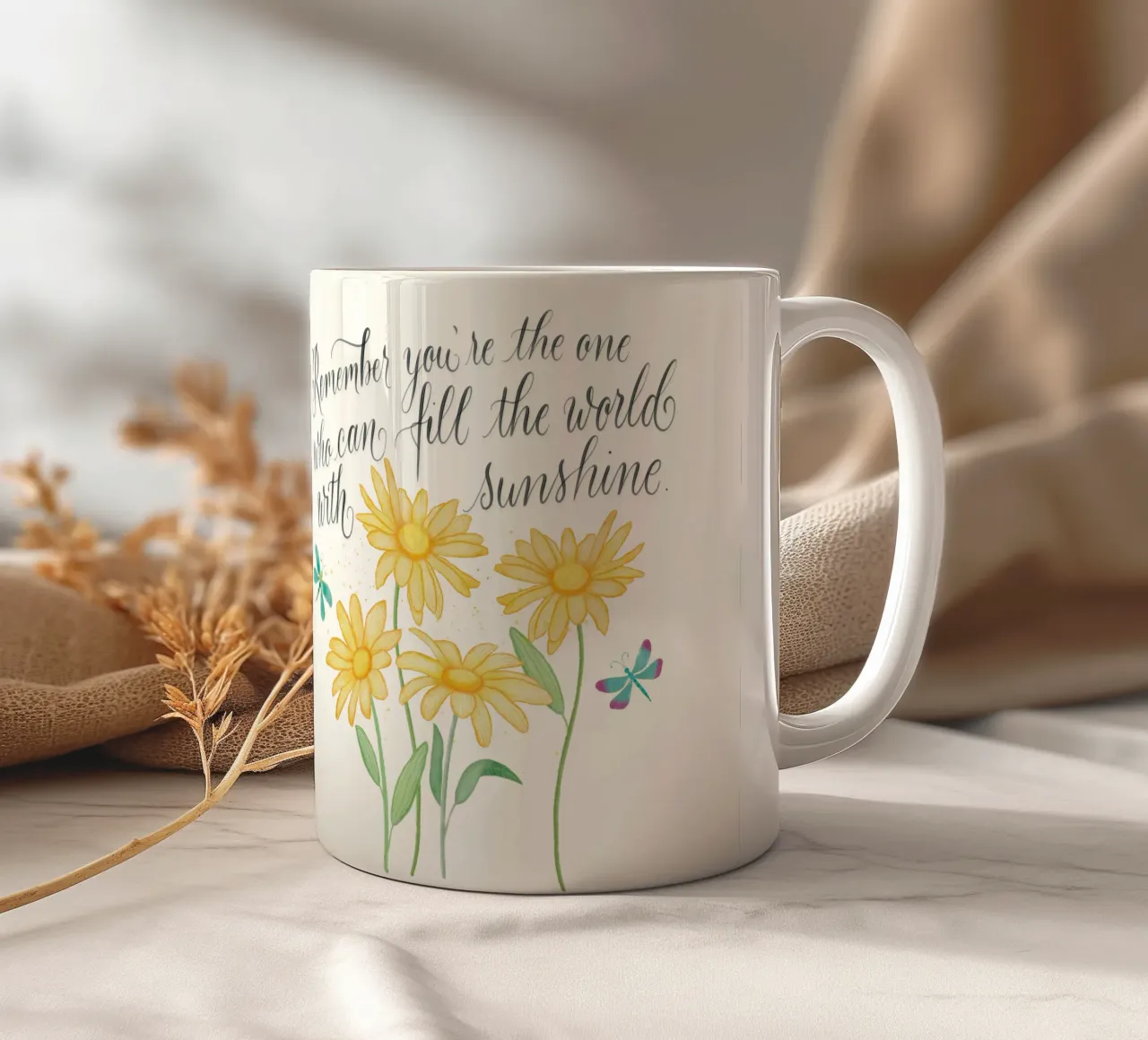 Fiori delicati con libellule. Vibrazioni positive con il sole. tazza in ceramica da CalliLetters