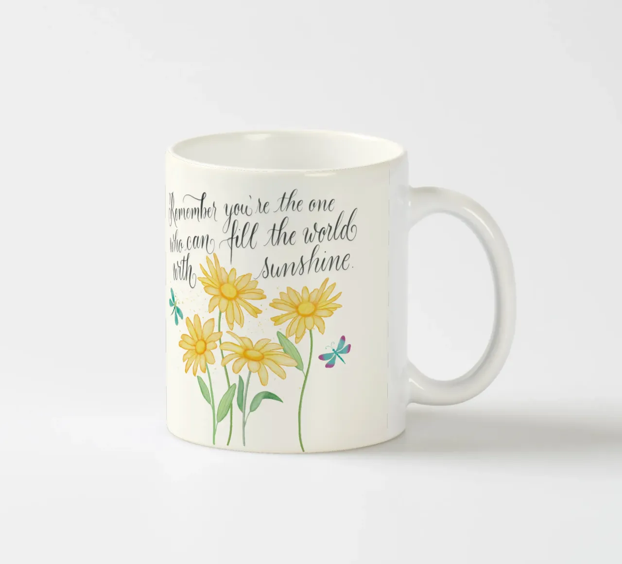 Fiori delicati con libellule. Vibrazioni positive con il sole. tazza in ceramica da CalliLetters