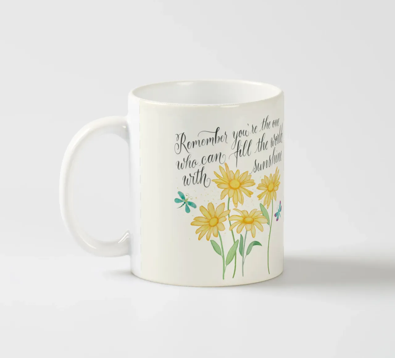 Fiori delicati con libellule. Vibrazioni positive con il sole. tazza in ceramica da CalliLetters