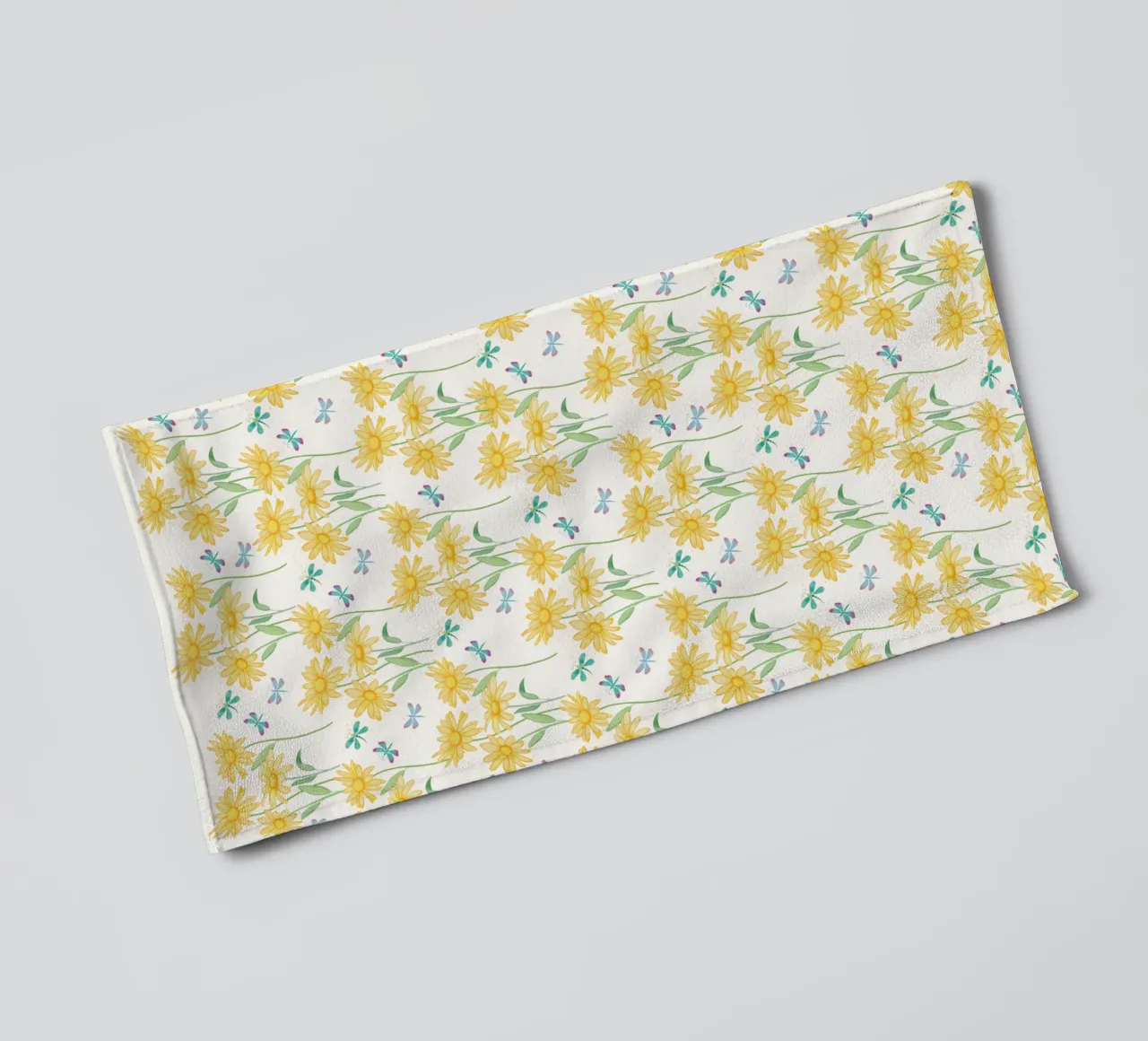 Fiori delicati con libellule. Vibrazioni positive con il sole. asciugamano da bagno da CalliLetters