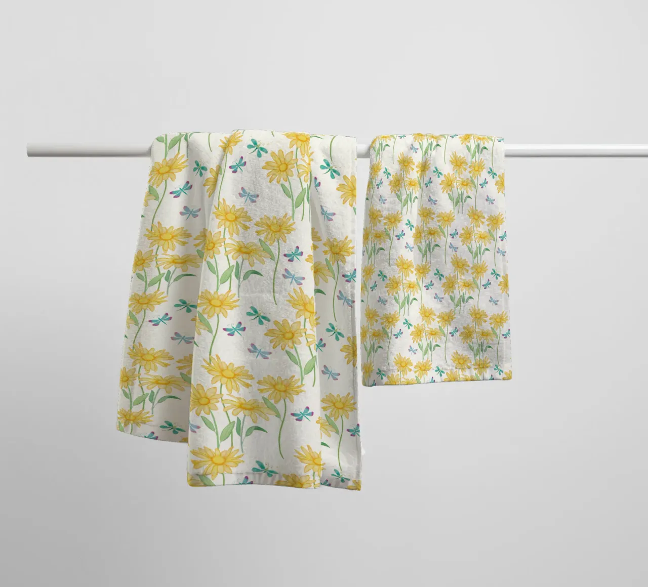 Fiori delicati con libellule. Vibrazioni positive con il sole. asciugamano da bagno da CalliLetters