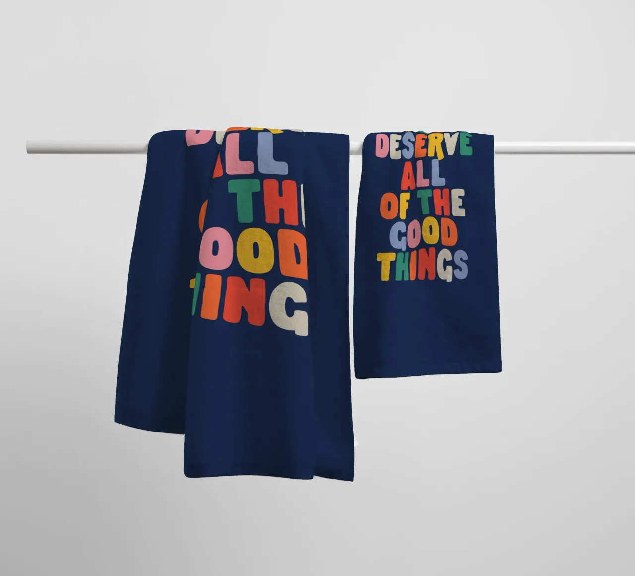 Du verdienst all die guten Dinge Good Vibes Typografie Handtuch von THE MOTIVATED TYPE