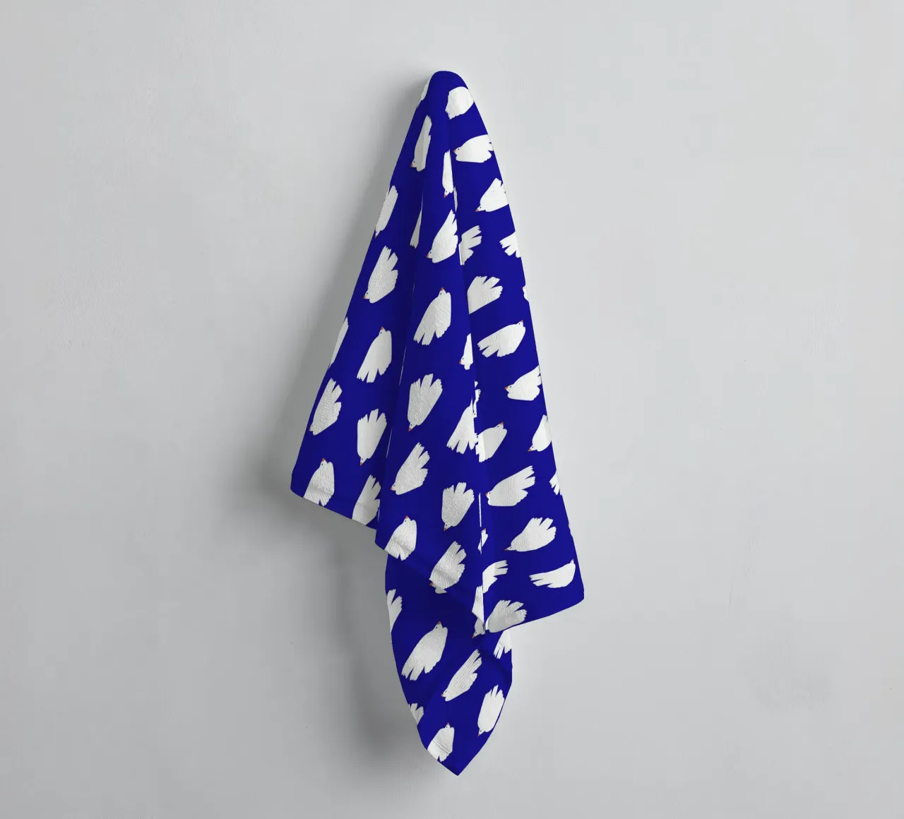 colombe bianche nel cielo asciugamano da bagno da ALLÉE DE PAPIER
