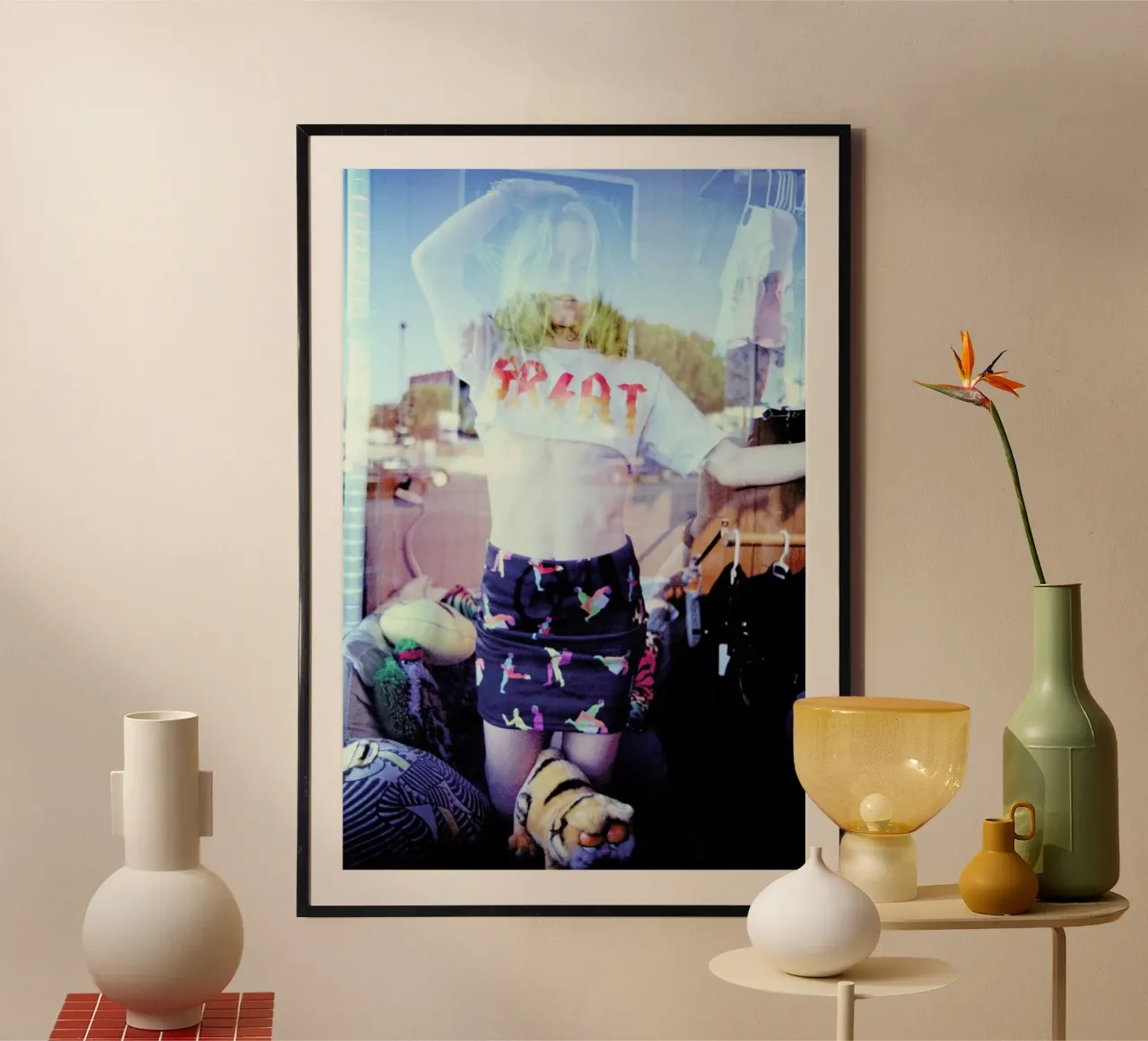 Colors in Hollywood poster con telaio in alluminio da Aysha Banos