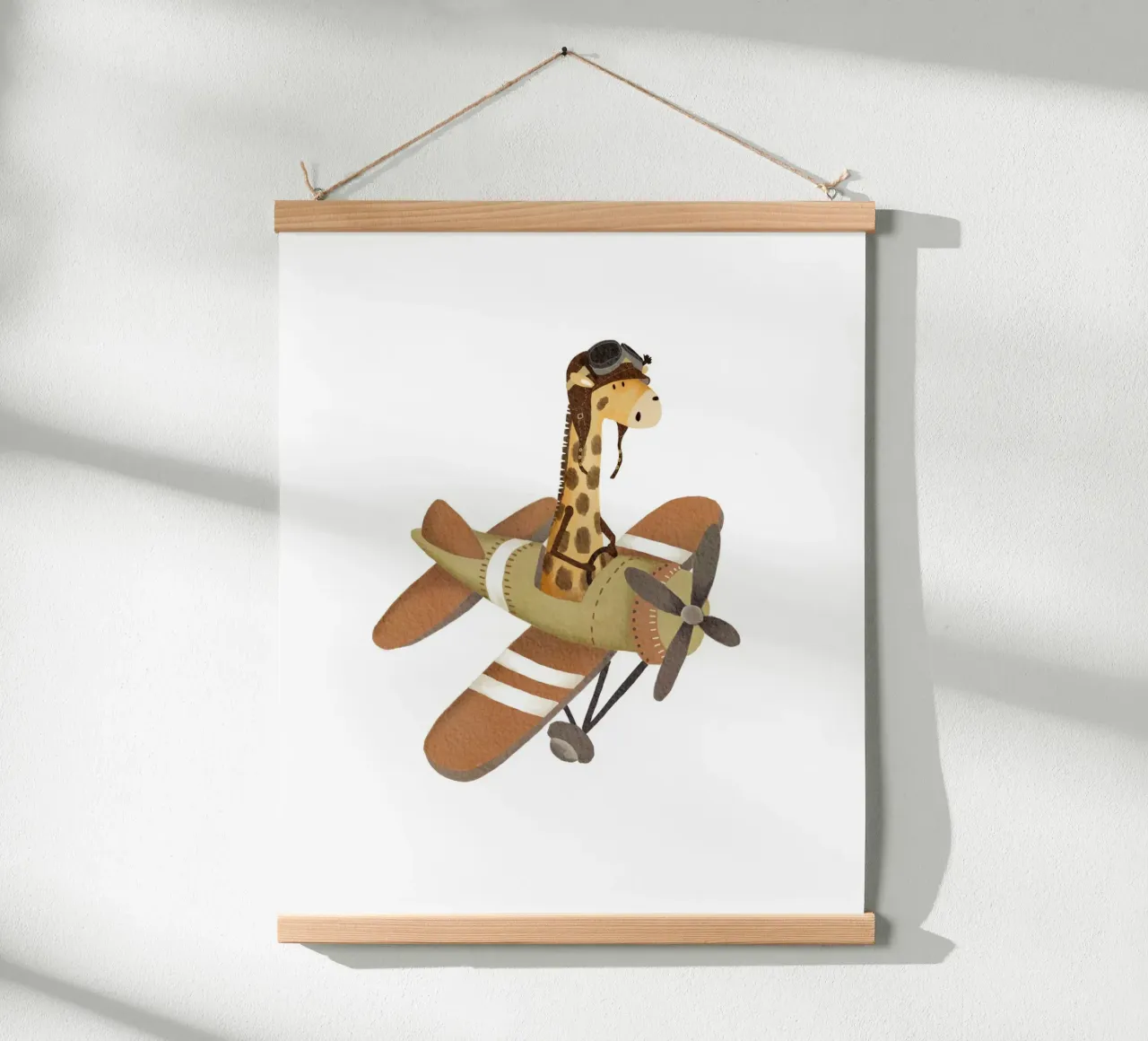 Illustrazione dell'avventura della giraffa aviatore poster con telaio in legno da Urchin Bay Art