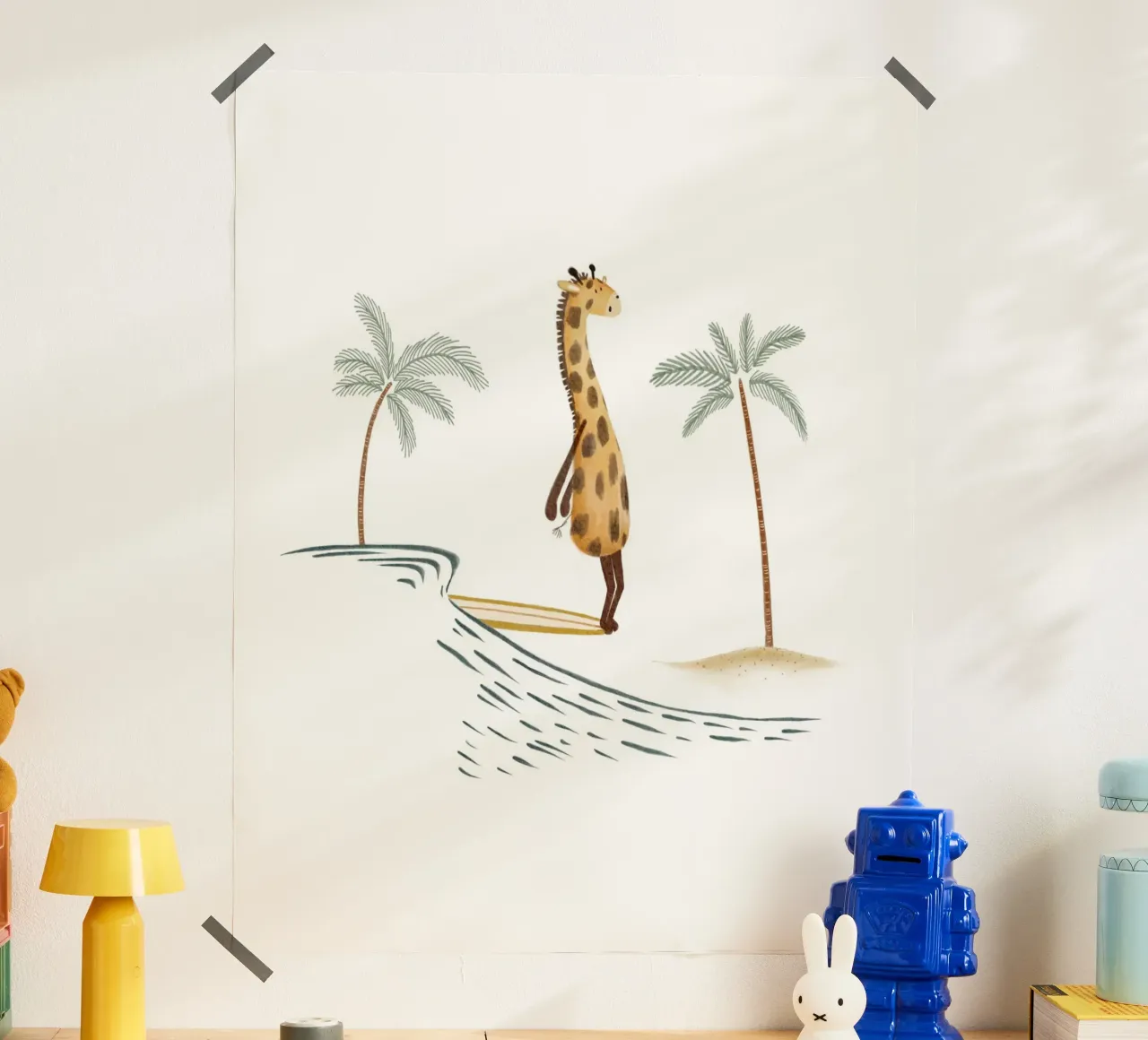 Ilustración de una jirafa surfera para espacios infantiles poster de Urchin Bay Art