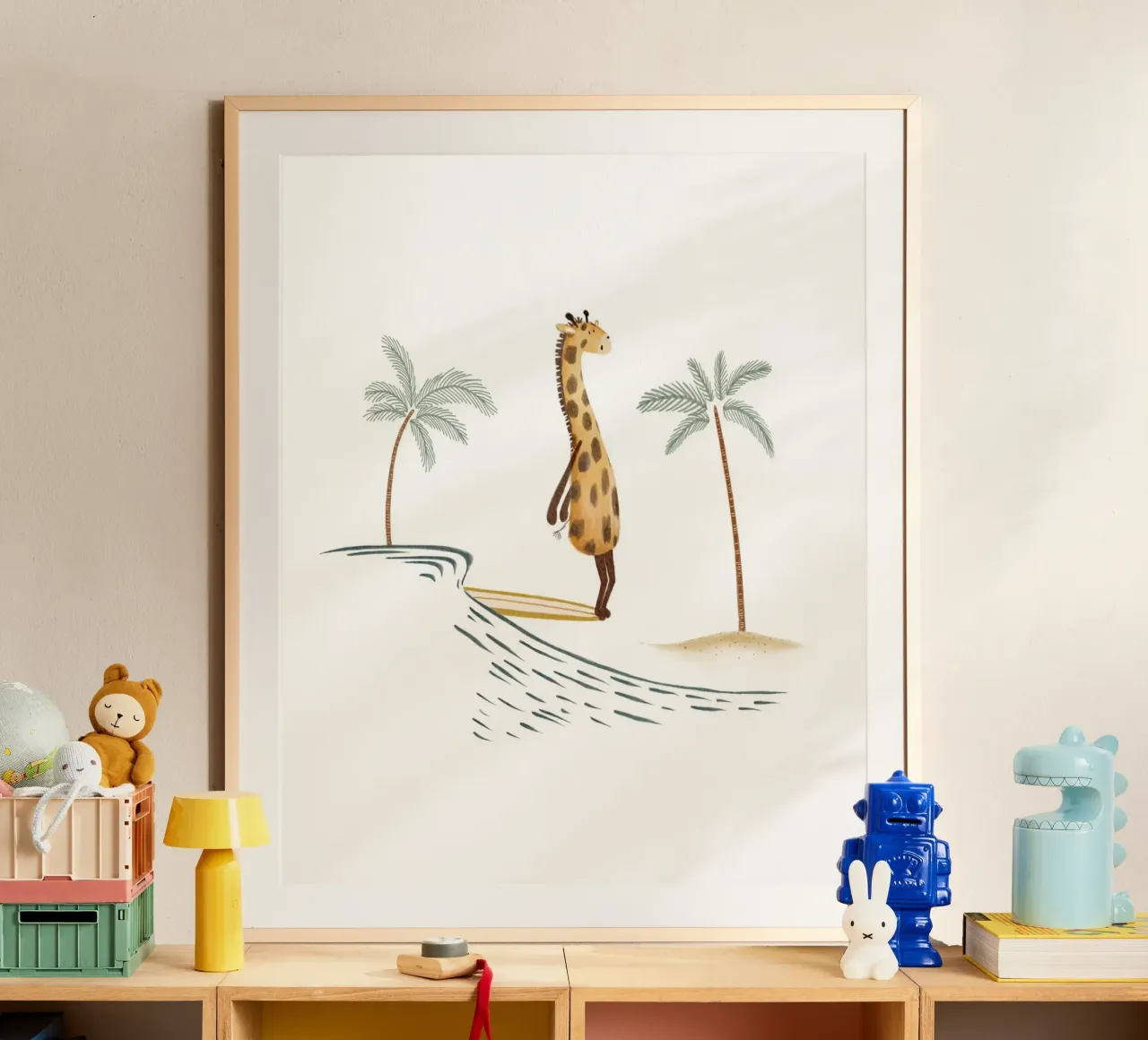 Ilustración de una jirafa surfera para espacios infantiles poster de Urchin Bay Art