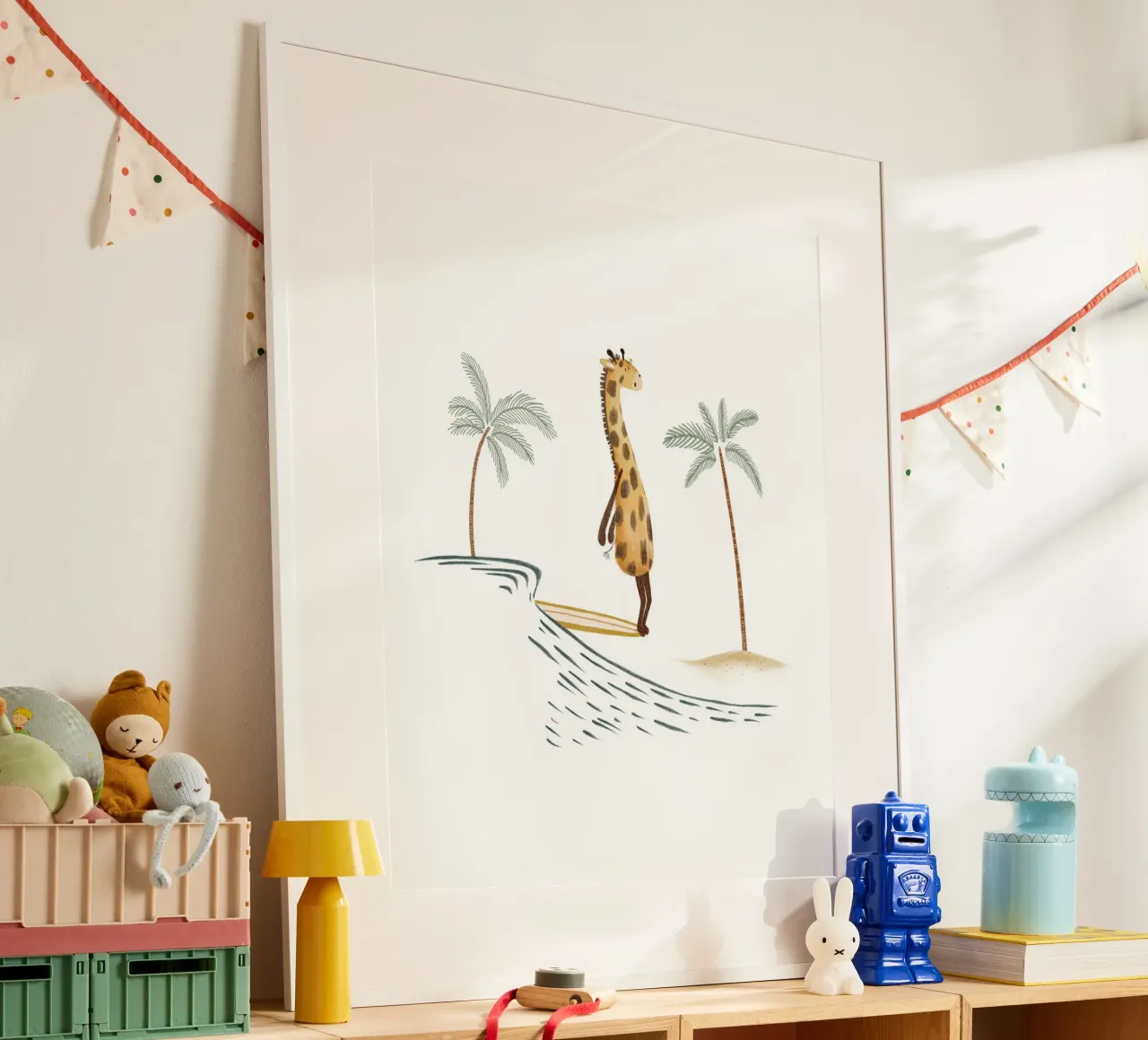 Ilustración de una jirafa surfera para espacios infantiles poster de Urchin Bay Art
