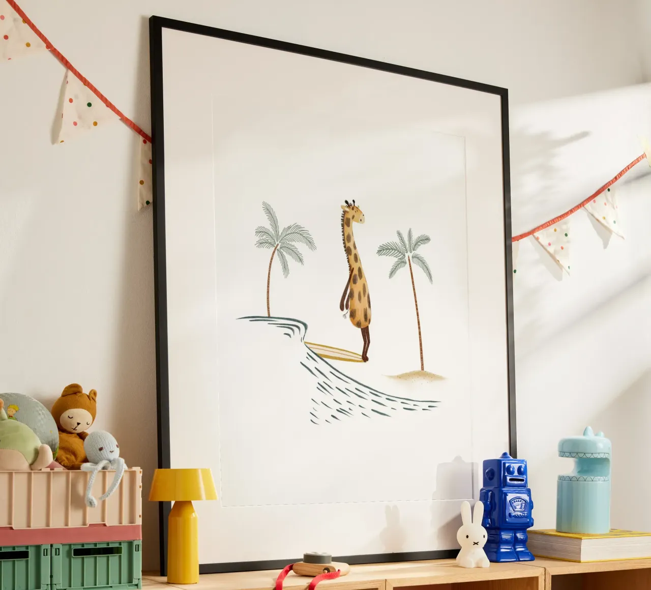 Ilustración de una jirafa surfera para espacios infantiles poster de Urchin Bay Art