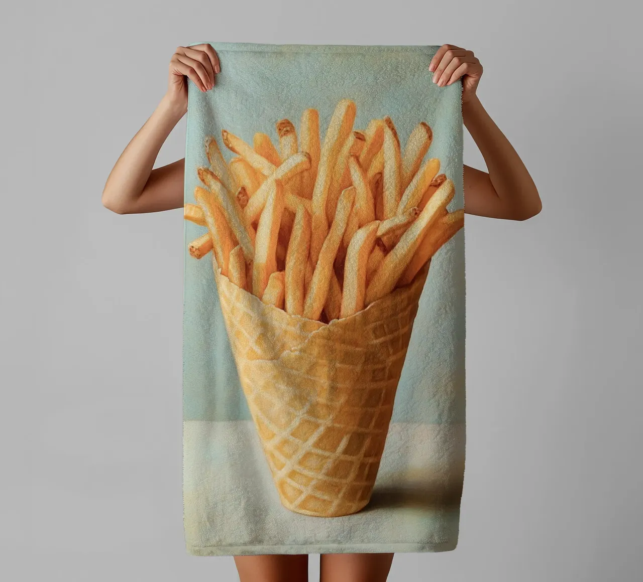 Pommes Frites in Eiswaffel Handtuch von Carinaprint