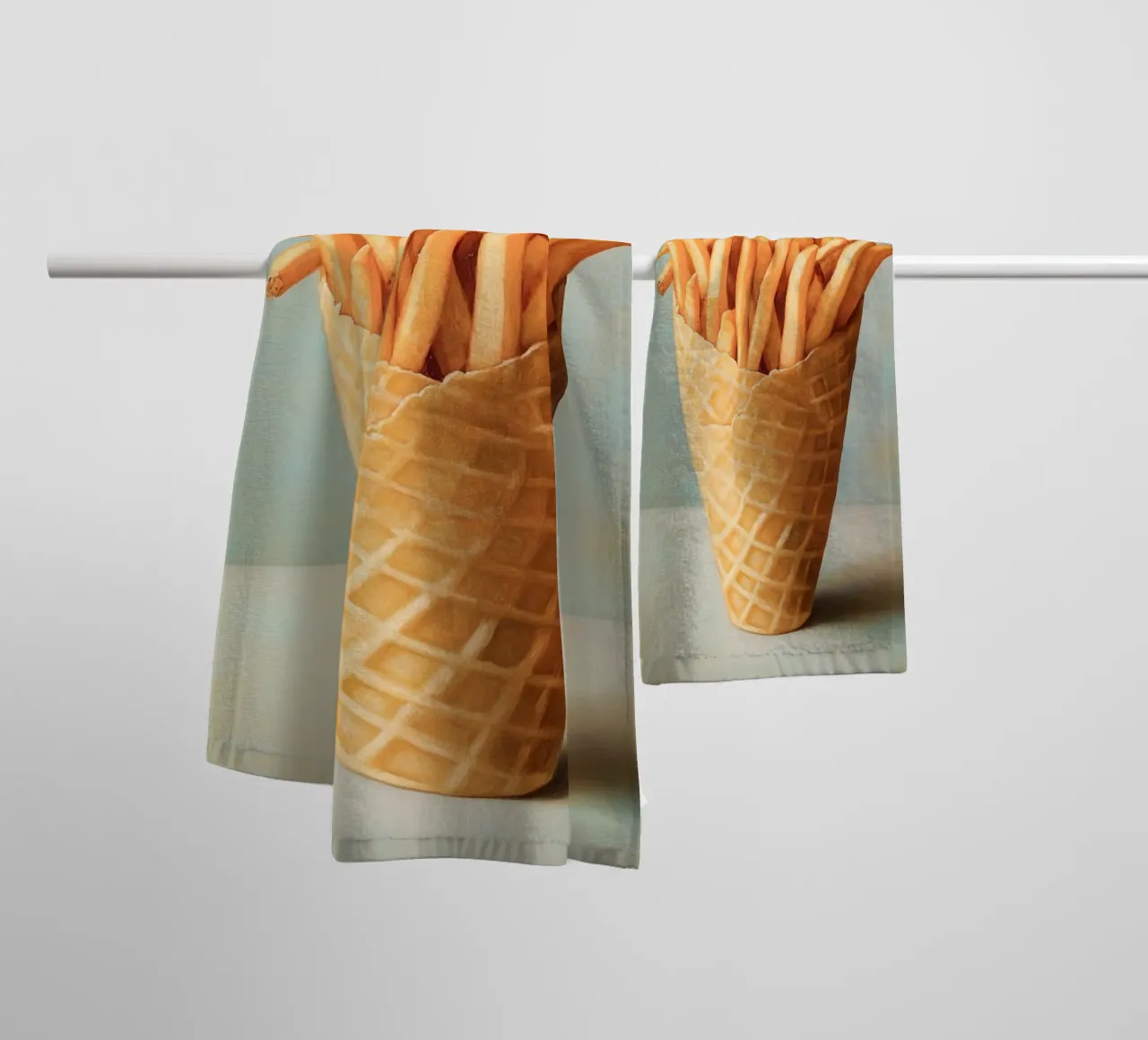Pommes Frites in Eiswaffel Handtuch von Carinaprint