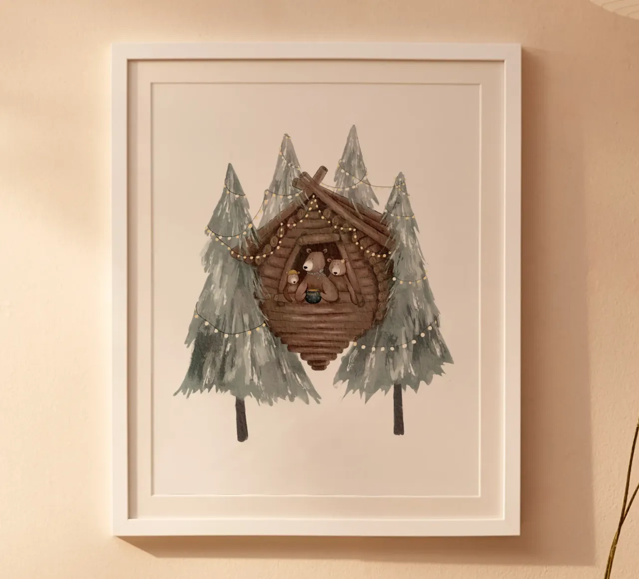Arte della casa sull'albero della famiglia di orsi con luci di fata poster con telaio in plastica da Urchin Bay Art