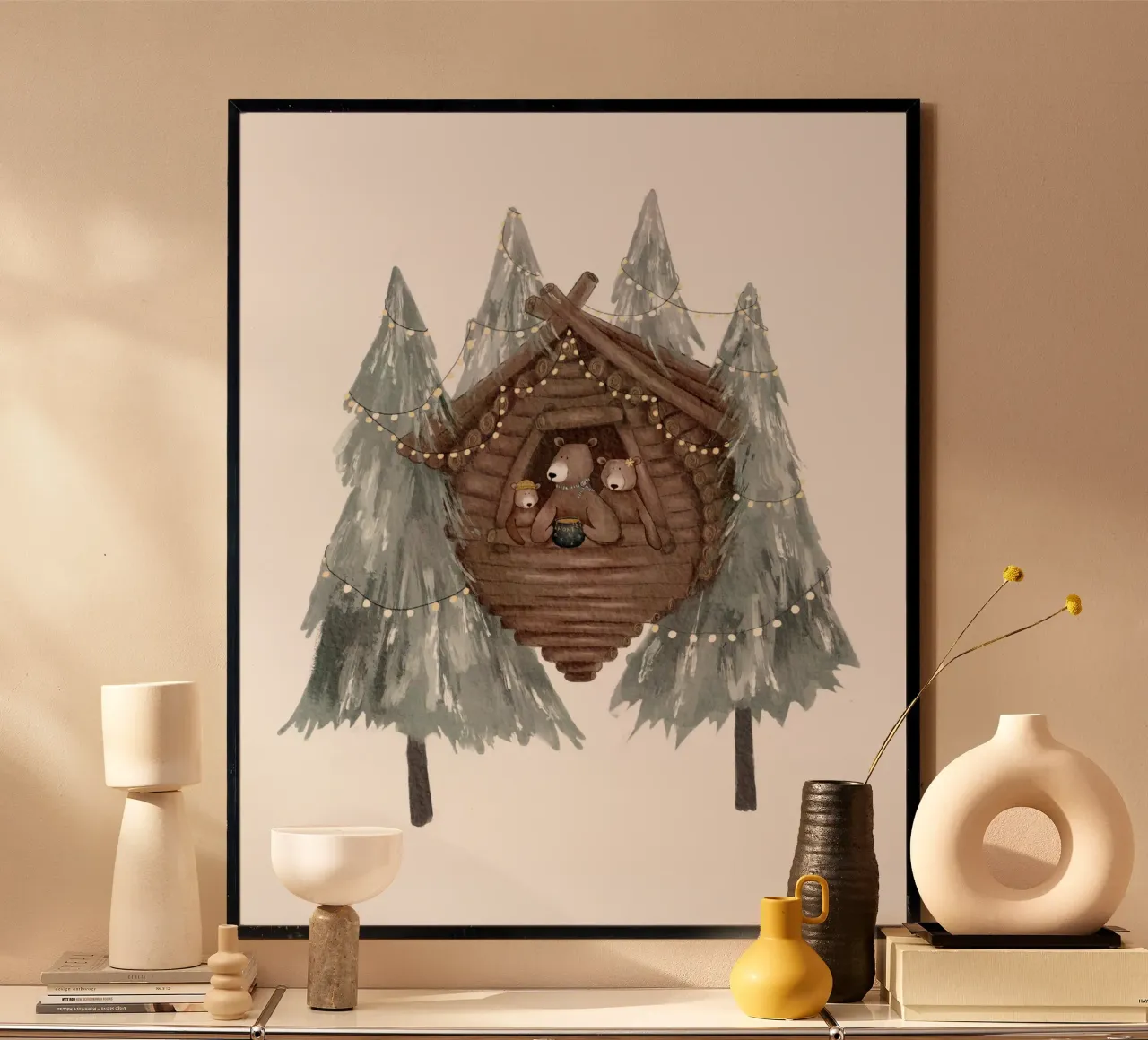 Arte della casa sull'albero della famiglia di orsi con luci di fata poster con telaio in plastica da Urchin Bay Art