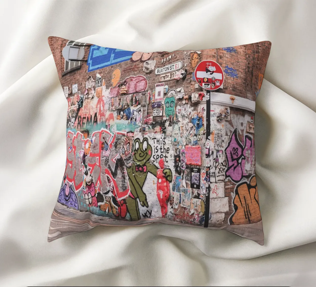 Londra, Inghilterra I Graffiti colorati di street art Shoreditch cuscino da Julie Travel Photography
