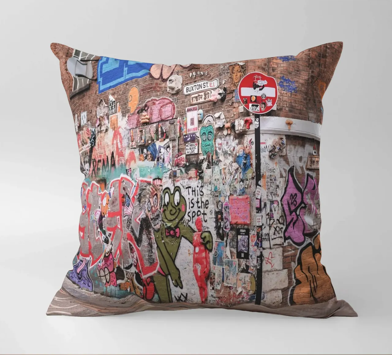 Londra, Inghilterra I Graffiti colorati di street art Shoreditch cuscino da Julie Travel Photography