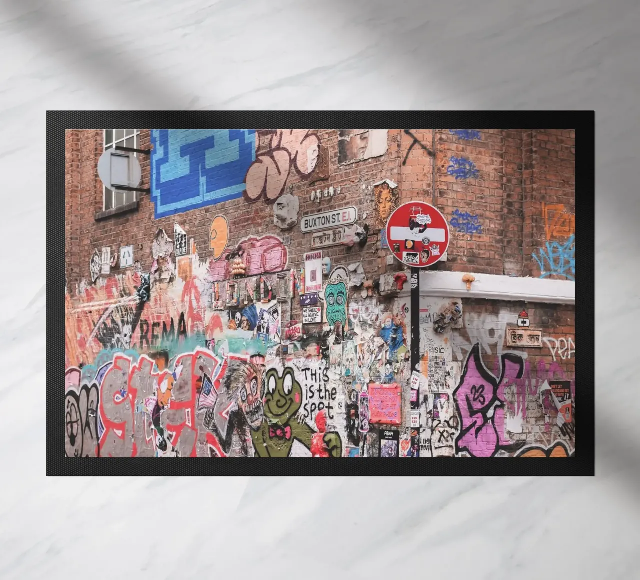 Londra, Inghilterra I Graffiti colorati di street art Shoreditch zerbino da Julie Travel Photography