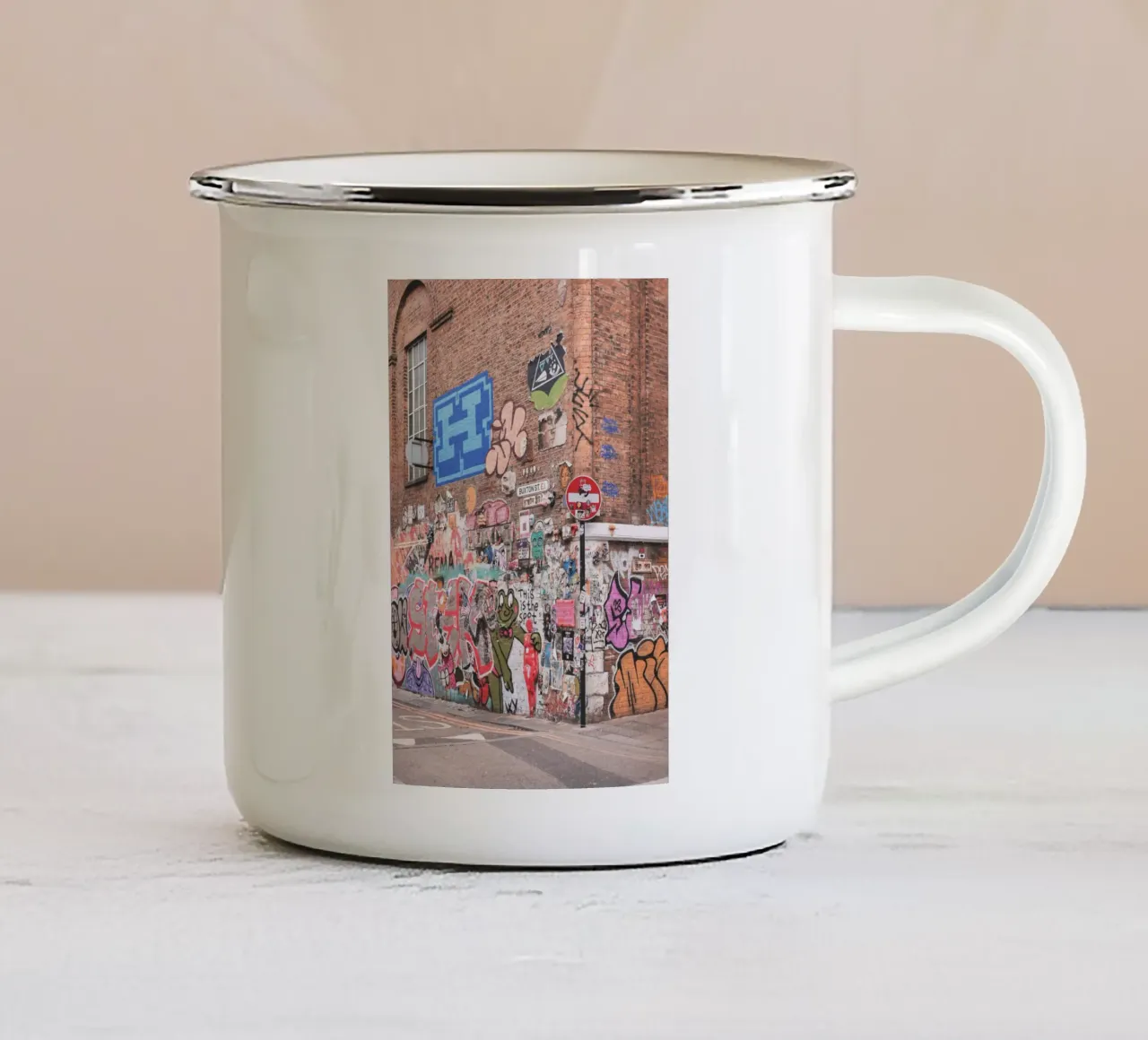 Londra, Inghilterra I Graffiti colorati di street art Shoreditch tazza in smalto da Julie Travel Photography