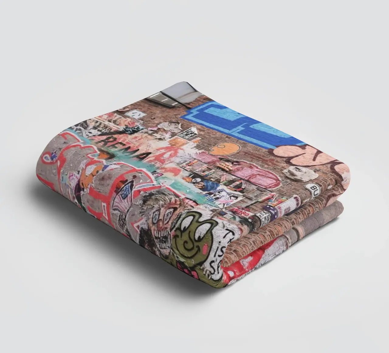 Londra, Inghilterra I Graffiti colorati di street art Shoreditch asciugamano da bagno da Julie Travel Photography