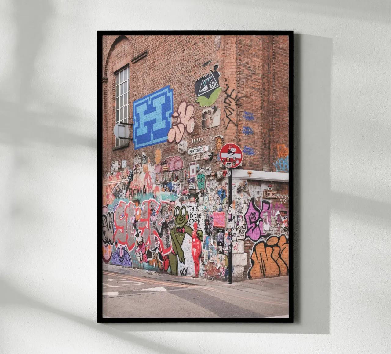 Londra, Inghilterra I Graffiti colorati di street art Shoreditch poster con telaio in alluminio da Julie Travel Photography