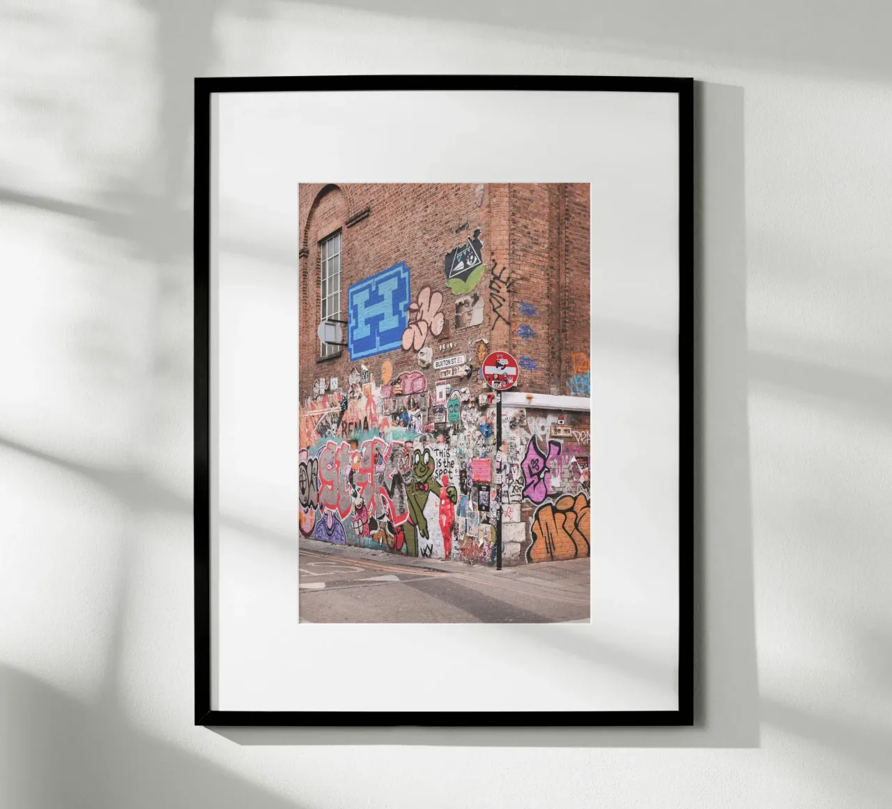 Londra, Inghilterra I Graffiti colorati di street art Shoreditch poster con telaio in alluminio da Julie Travel Photography