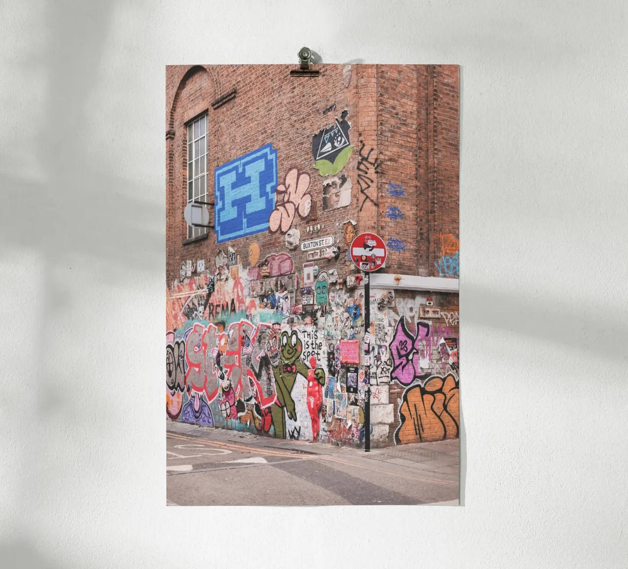 Londra, Inghilterra I Graffiti colorati di street art Shoreditch poster con telaio in alluminio da Julie Travel Photography