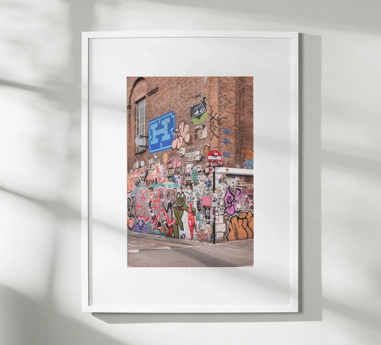 Londra, Inghilterra I Graffiti colorati di street art Shoreditch poster con telaio in alluminio da Julie Travel Photography
