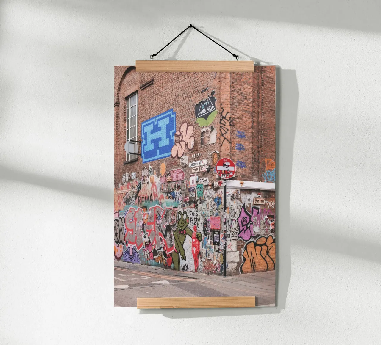 Londra, Inghilterra I Graffiti colorati di street art Shoreditch poster con telaio in alluminio da Julie Travel Photography
