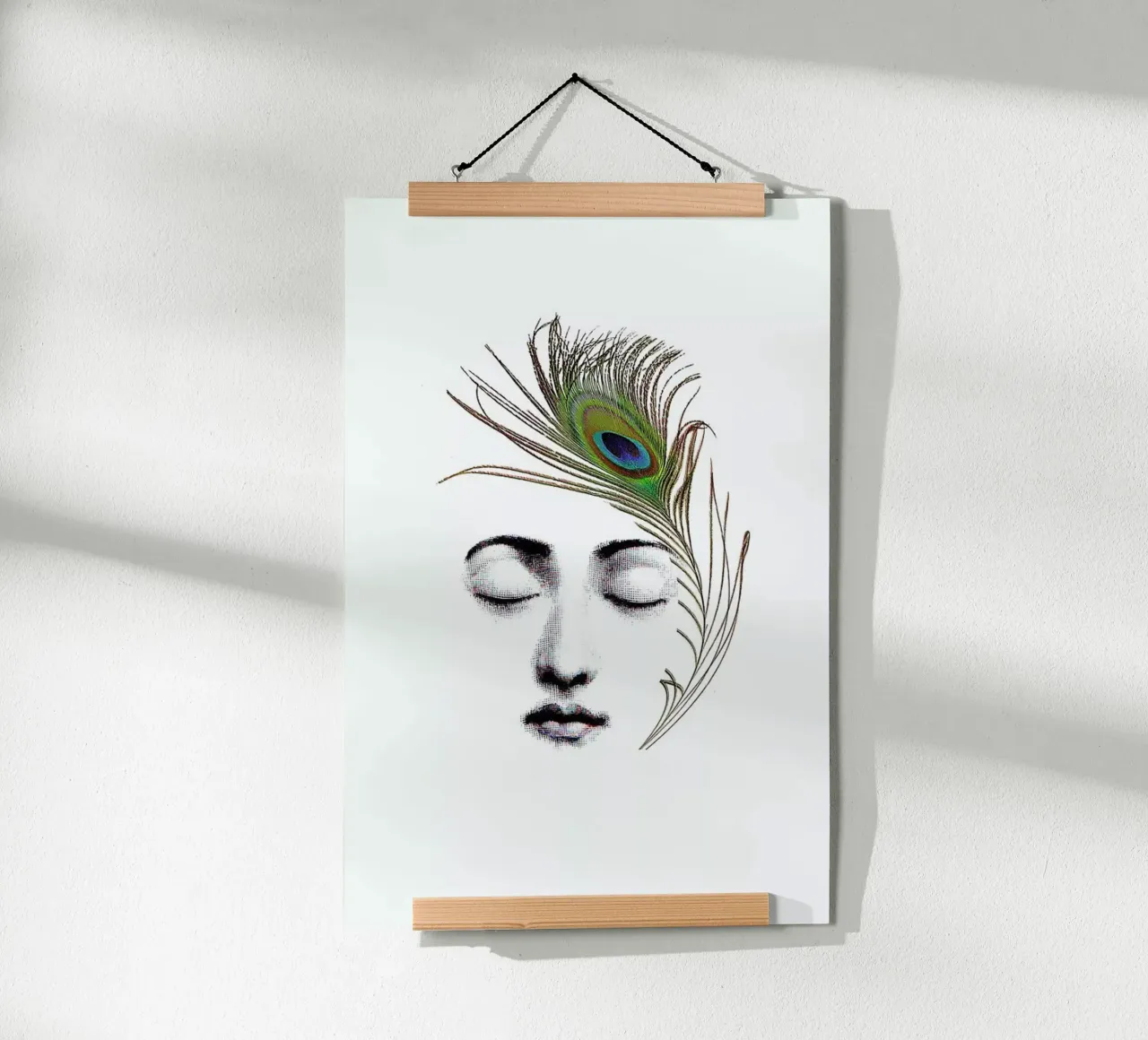 The peacock feather poster con telaio in plastica da Rococco LA