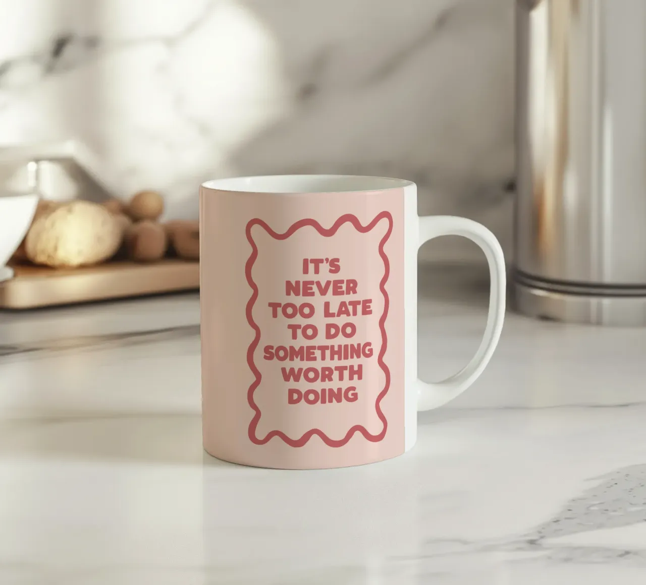 Es ist nie zu spät, etwas zu tun, das es wert ist Motivation Keramik Tasse von THE MOTIVATED TYPE