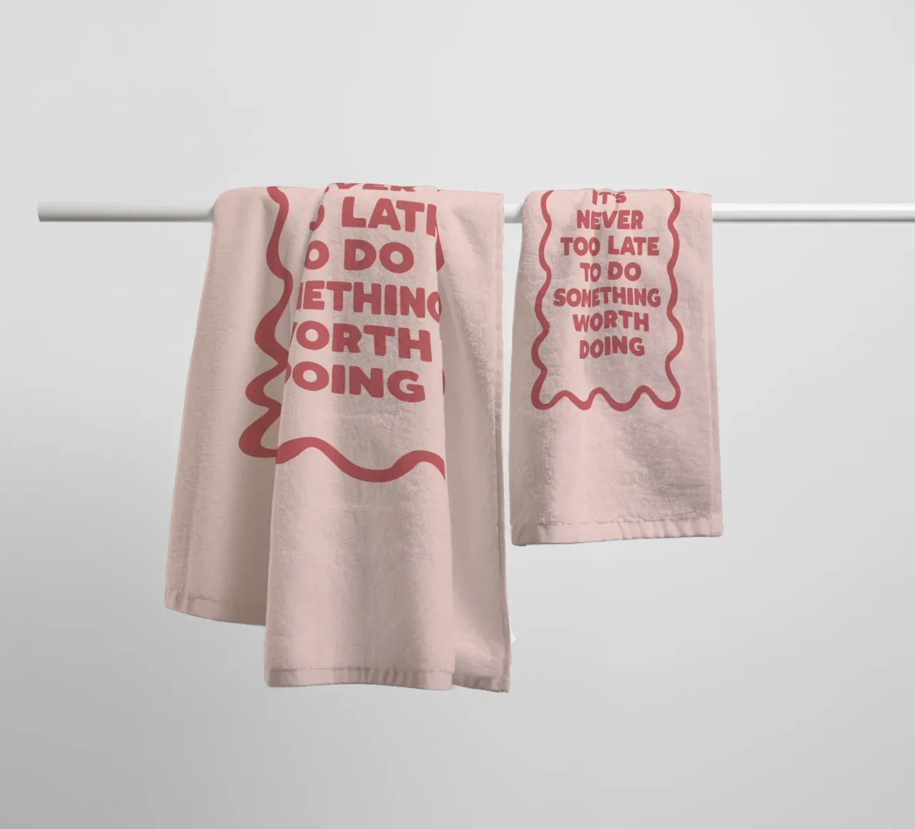 Non è mai troppo tardi per fare qualcosa che valga la pena di fare Motivazione asciugamano da bagno da THE MOTIVATED TYPE