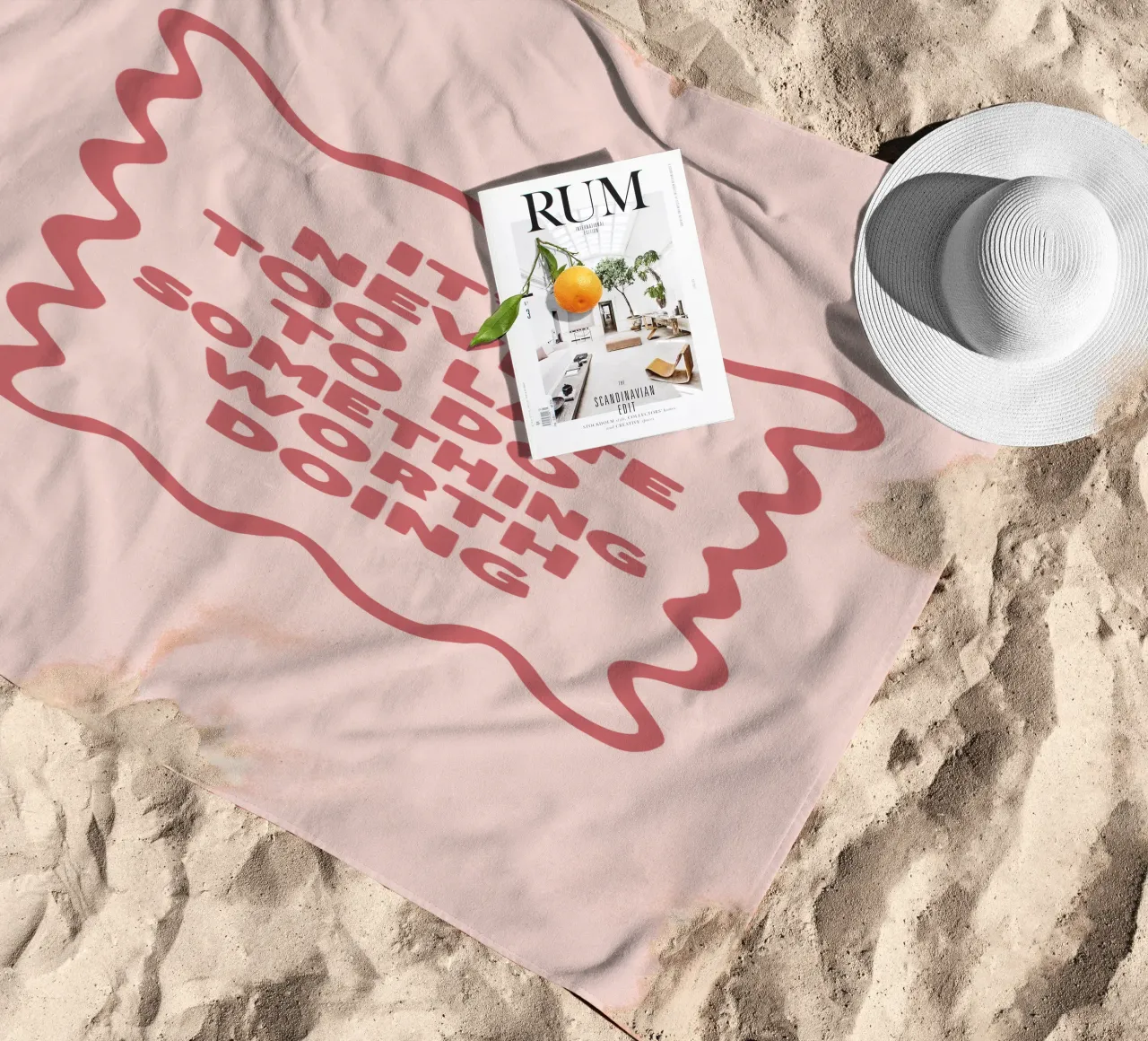 Nunca es tarde para hacer algo que merezca la pena Motivación toalla de playa de THE MOTIVATED TYPE