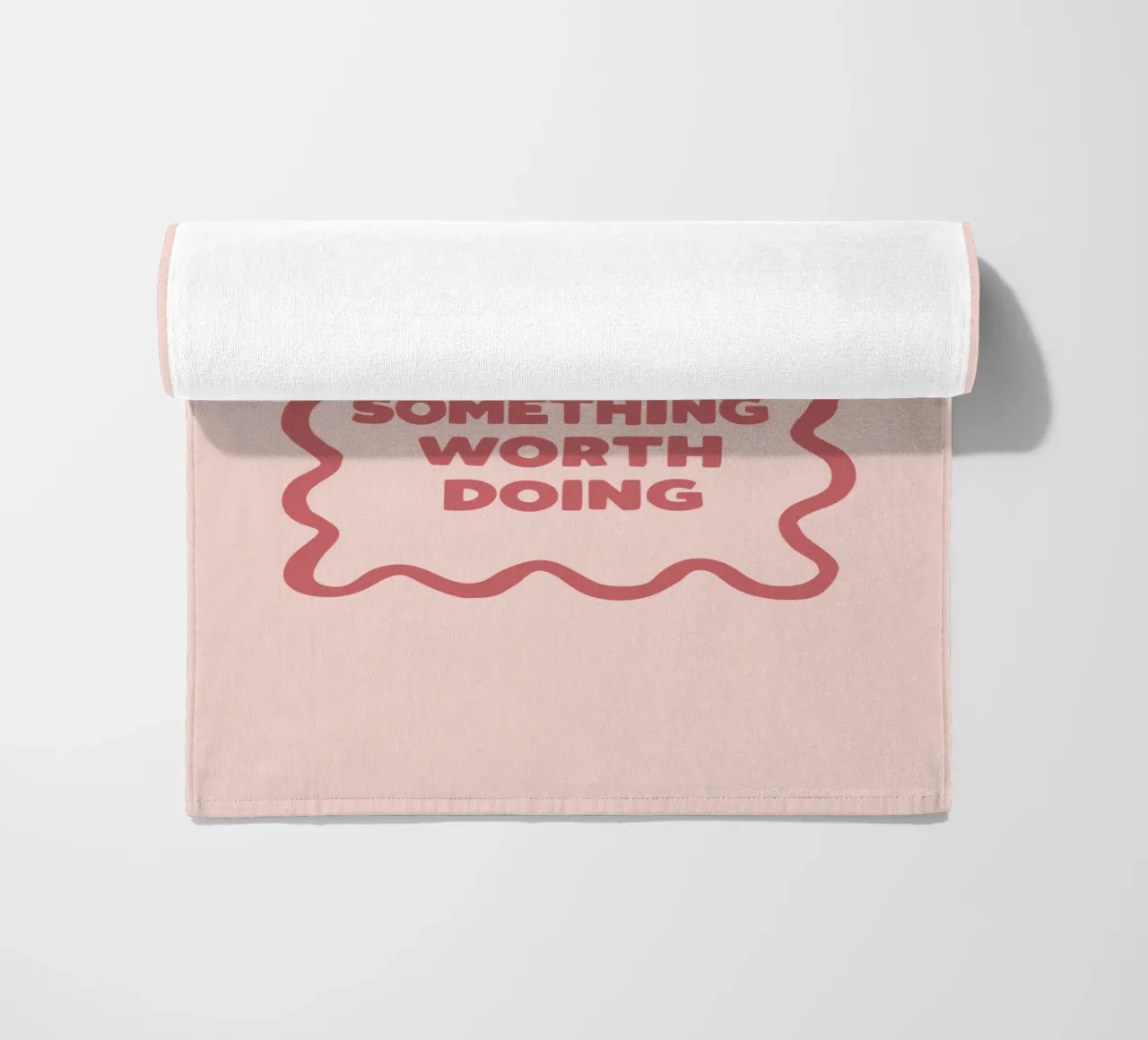 Nunca es tarde para hacer algo que merezca la pena Motivación toalla de playa de THE MOTIVATED TYPE
