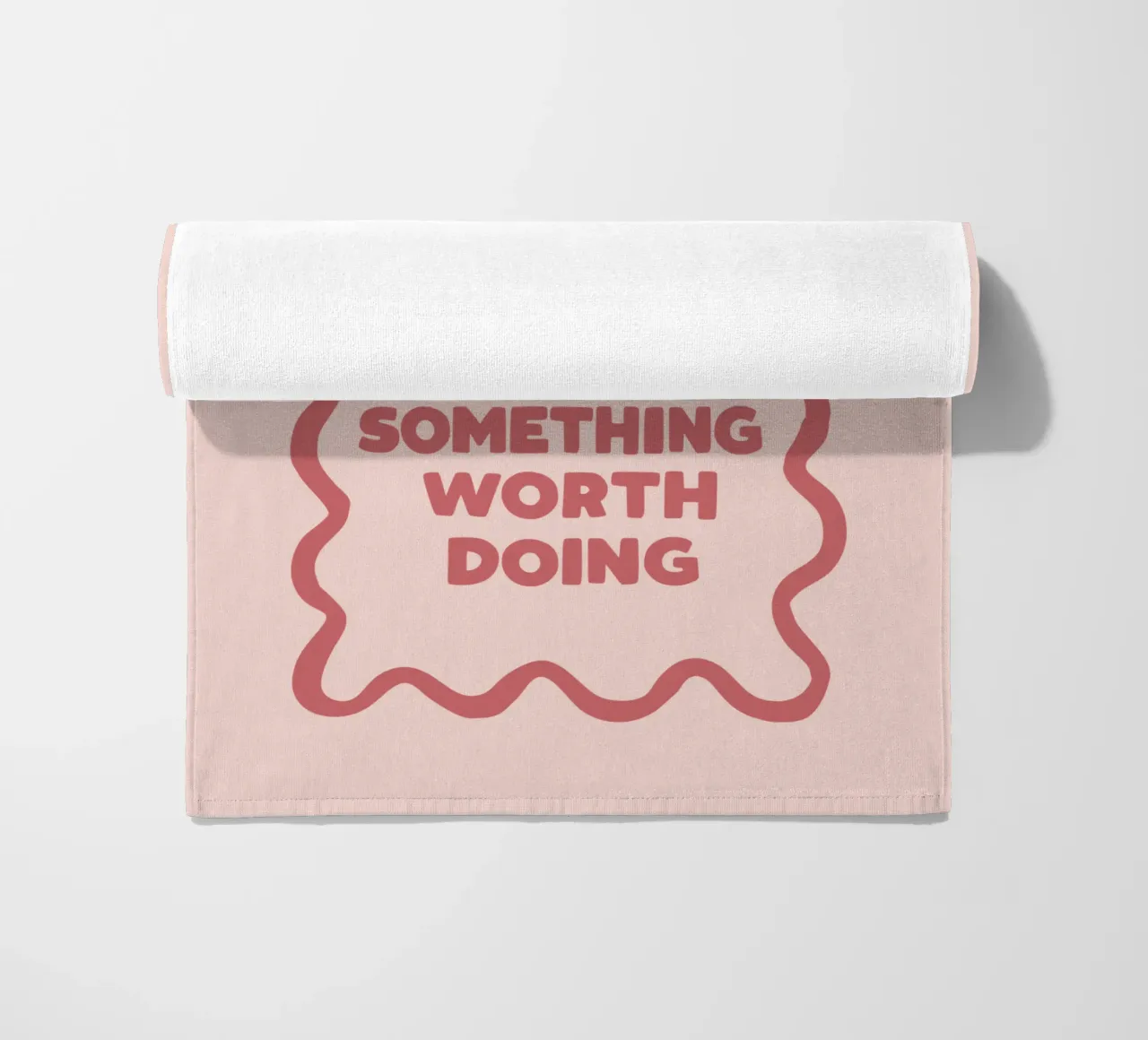 Nunca es tarde para hacer algo que merezca la pena Motivación toalla de playa de THE MOTIVATED TYPE