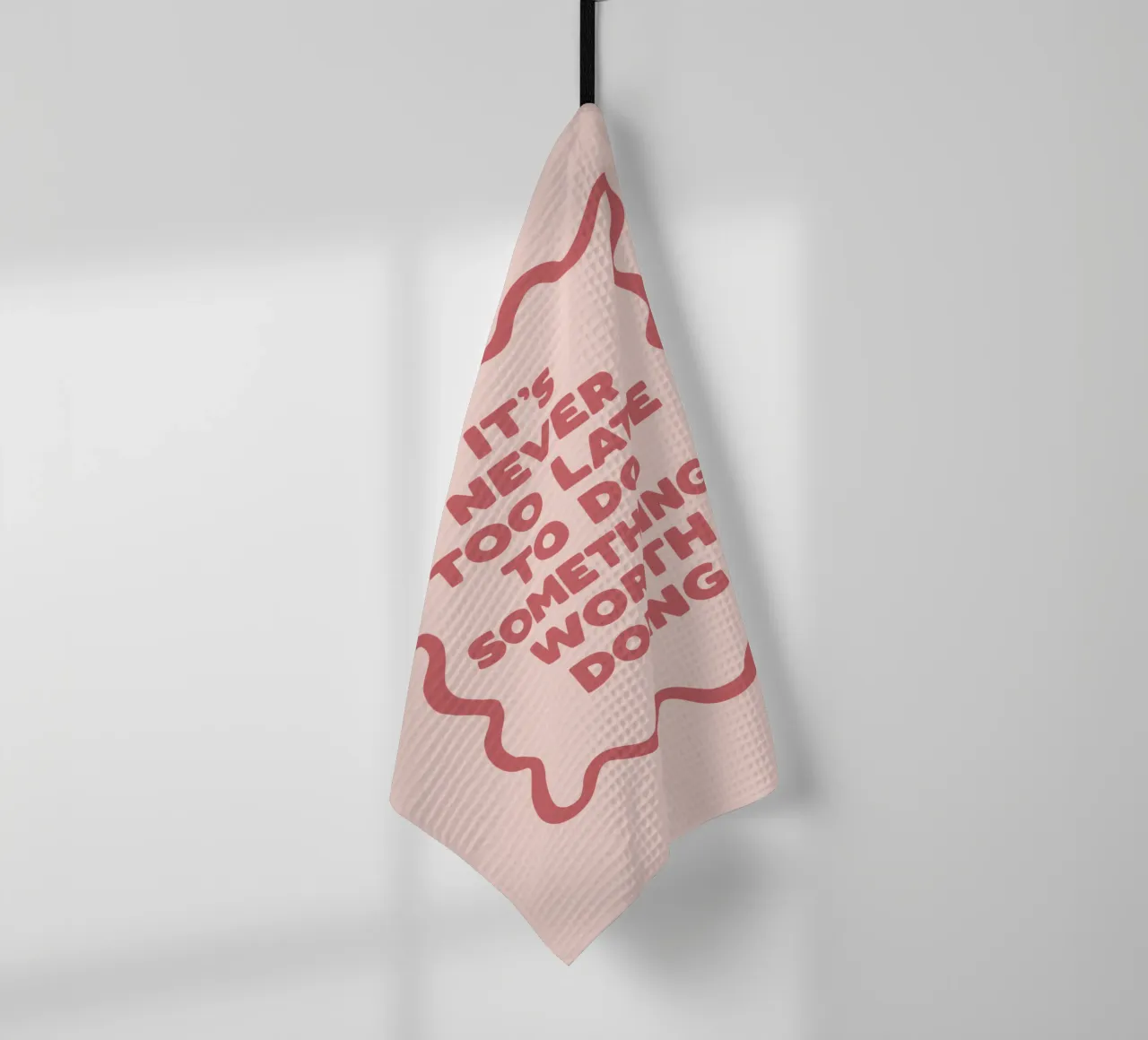 Es ist nie zu spät, etwas zu tun, das es wert ist Motivation Geschirrtuch von THE MOTIVATED TYPE
