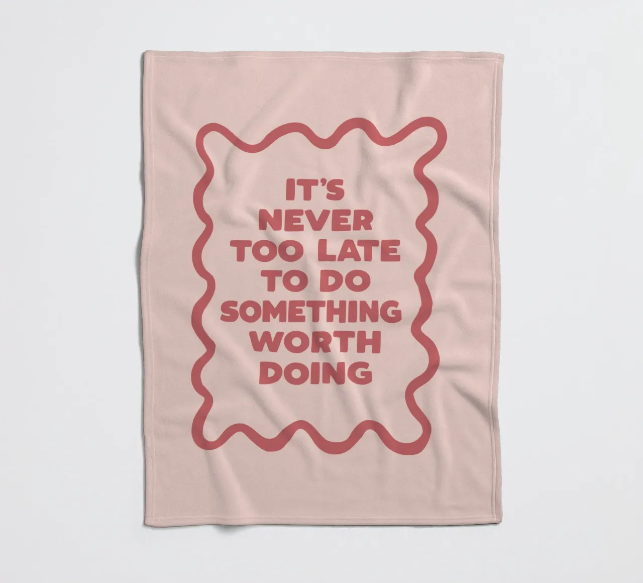 Es ist nie zu spät, etwas zu tun, das es wert ist Motivation Fleecedecke von THE MOTIVATED TYPE