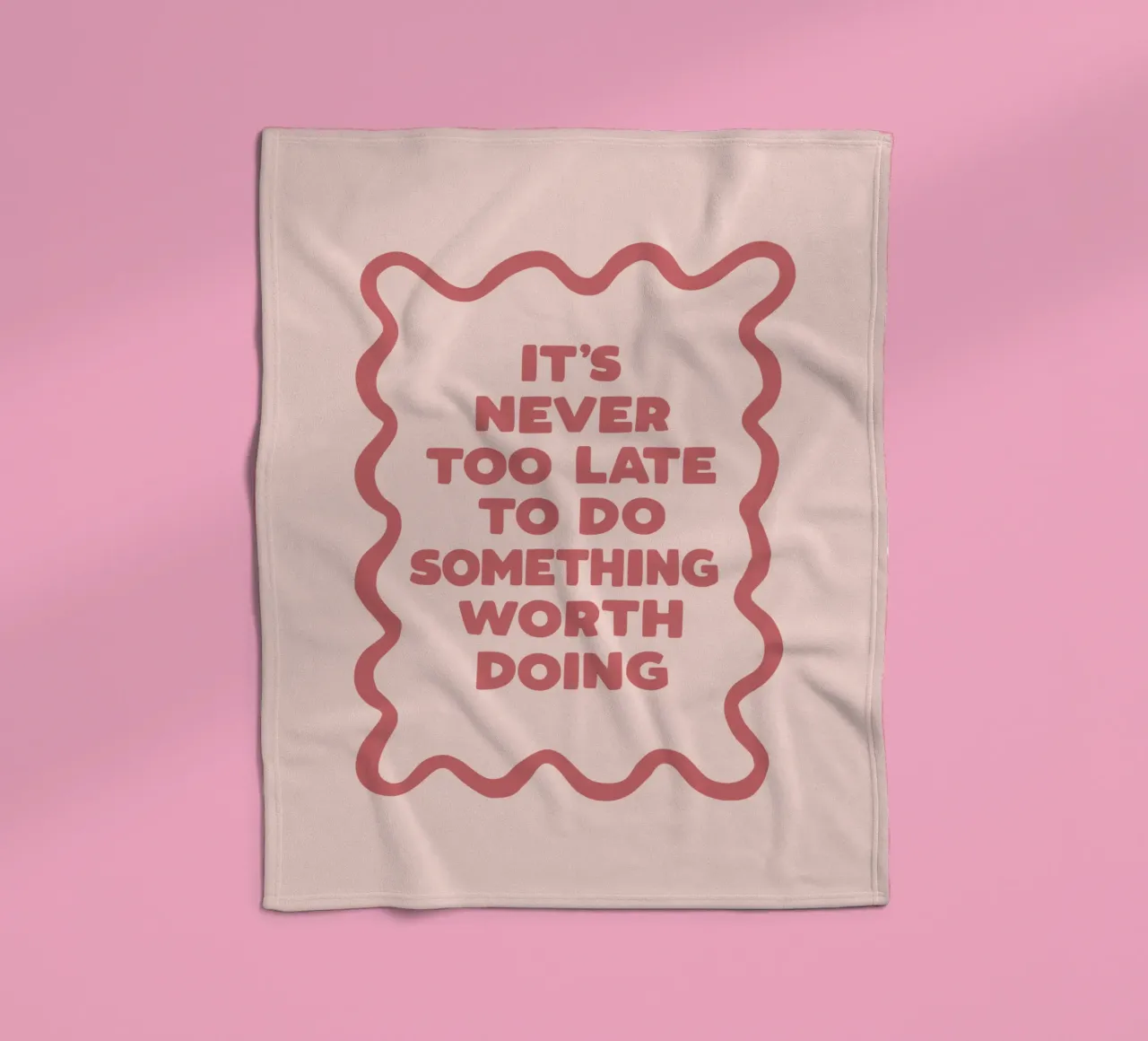 Es ist nie zu spät, etwas zu tun, das es wert ist Motivation Fleecedecke von THE MOTIVATED TYPE