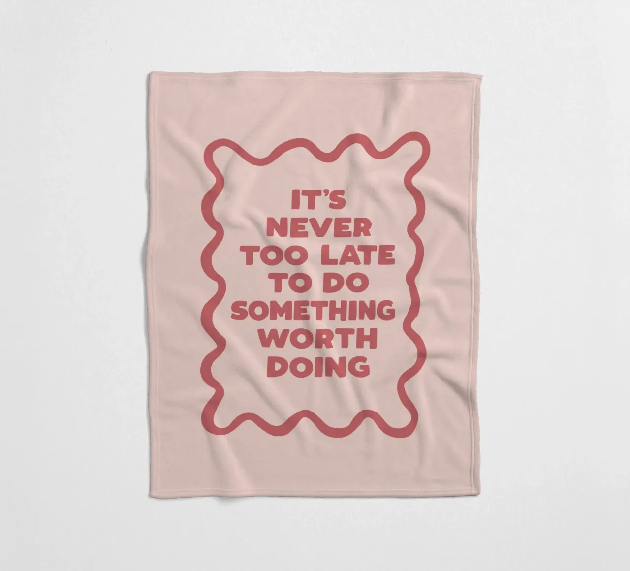 Es ist nie zu spät, etwas zu tun, das es wert ist Motivation Fleecedecke von THE MOTIVATED TYPE