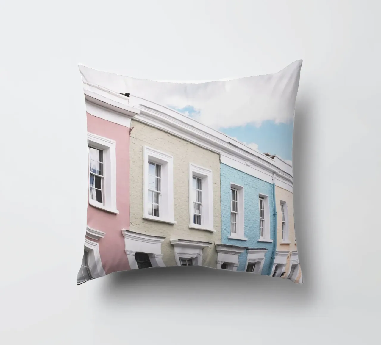 Londra, Inghilterra I Facciate di case dai colori pastello cuscino da Julie Travel Photography