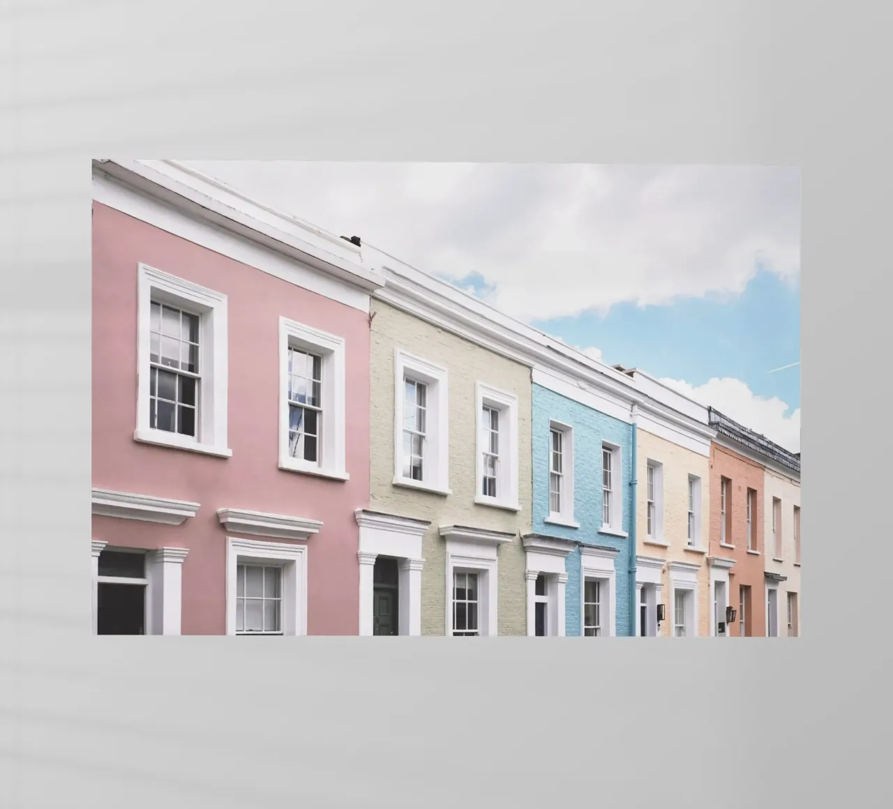 Londra, Inghilterra I Facciate di case dai colori pastello pellicola backlit da Julie Travel Photography