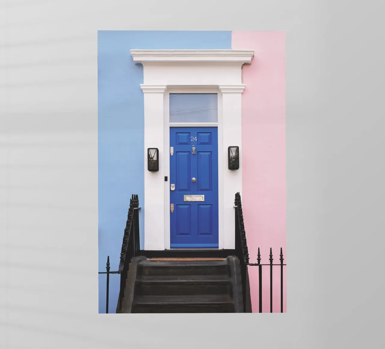 Londra, Inghilterra I Porta rosa pastello blu a Notting Hill pellicola backlit da Julie Travel Photography