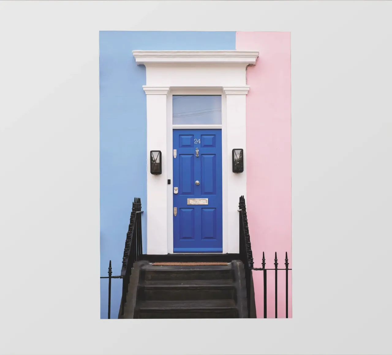 Londra, Inghilterra I Porta rosa pastello blu a Notting Hill pellicola backlit da Julie Travel Photography