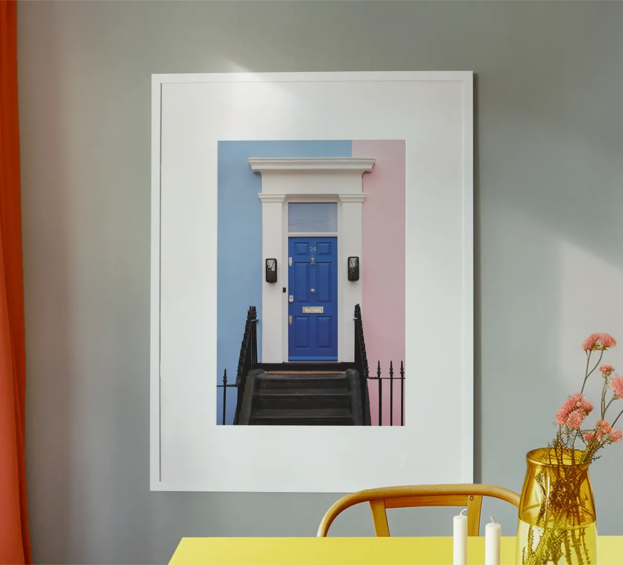 Londra, Inghilterra I Porta rosa pastello blu a Notting Hill poster con telaio in plastica da Julie Travel Photography