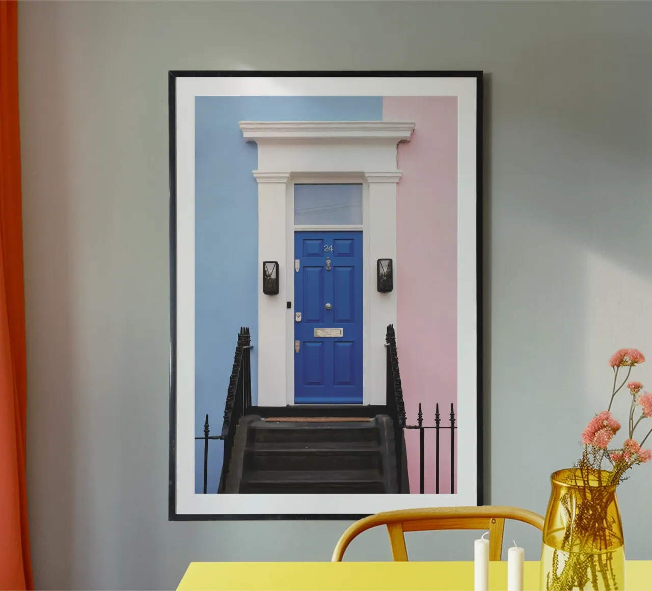 Londra, Inghilterra I Porta rosa pastello blu a Notting Hill poster con telaio in plastica da Julie Travel Photography