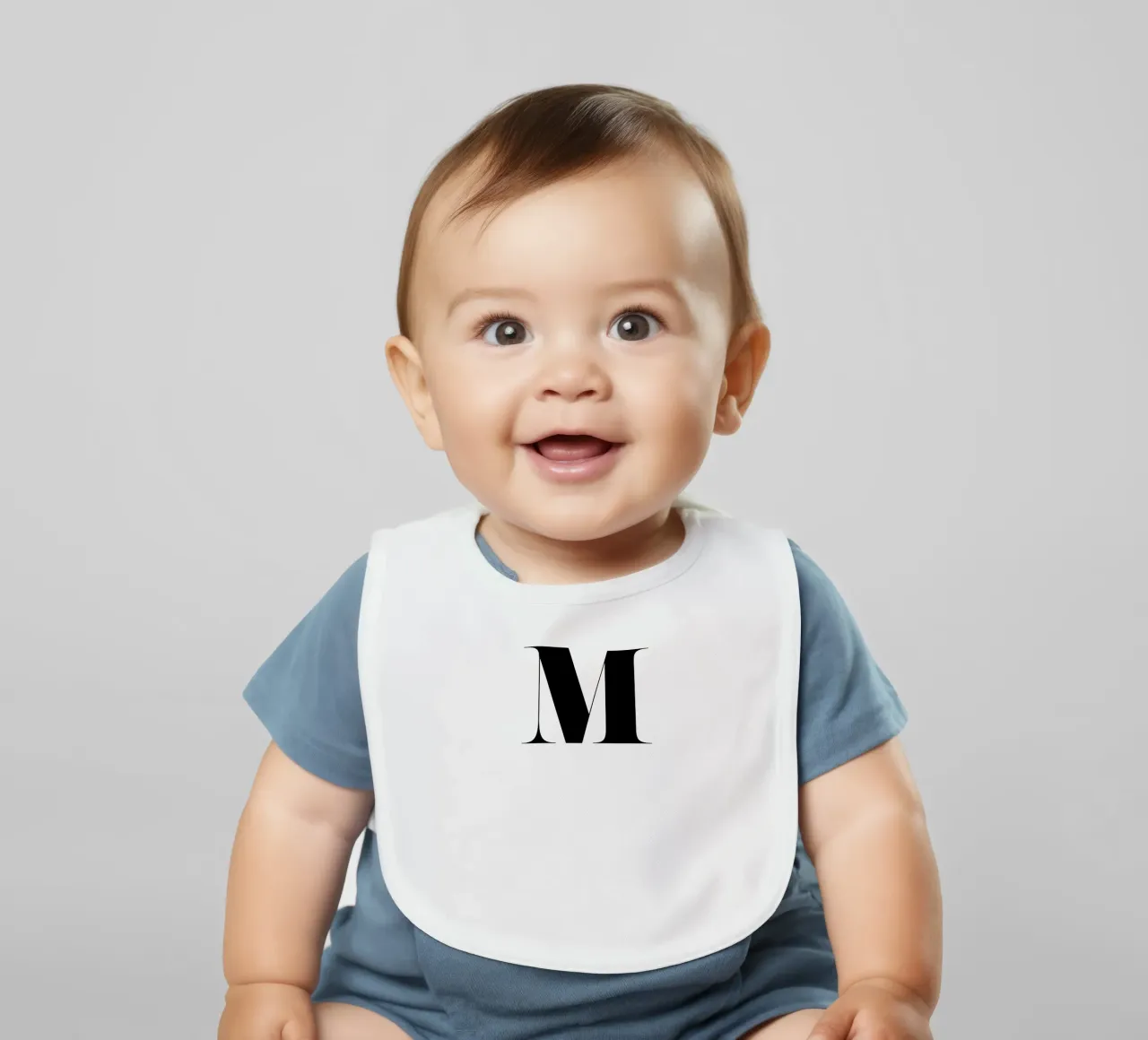 M baby slabbetje van Mottos by Sinan Saydik