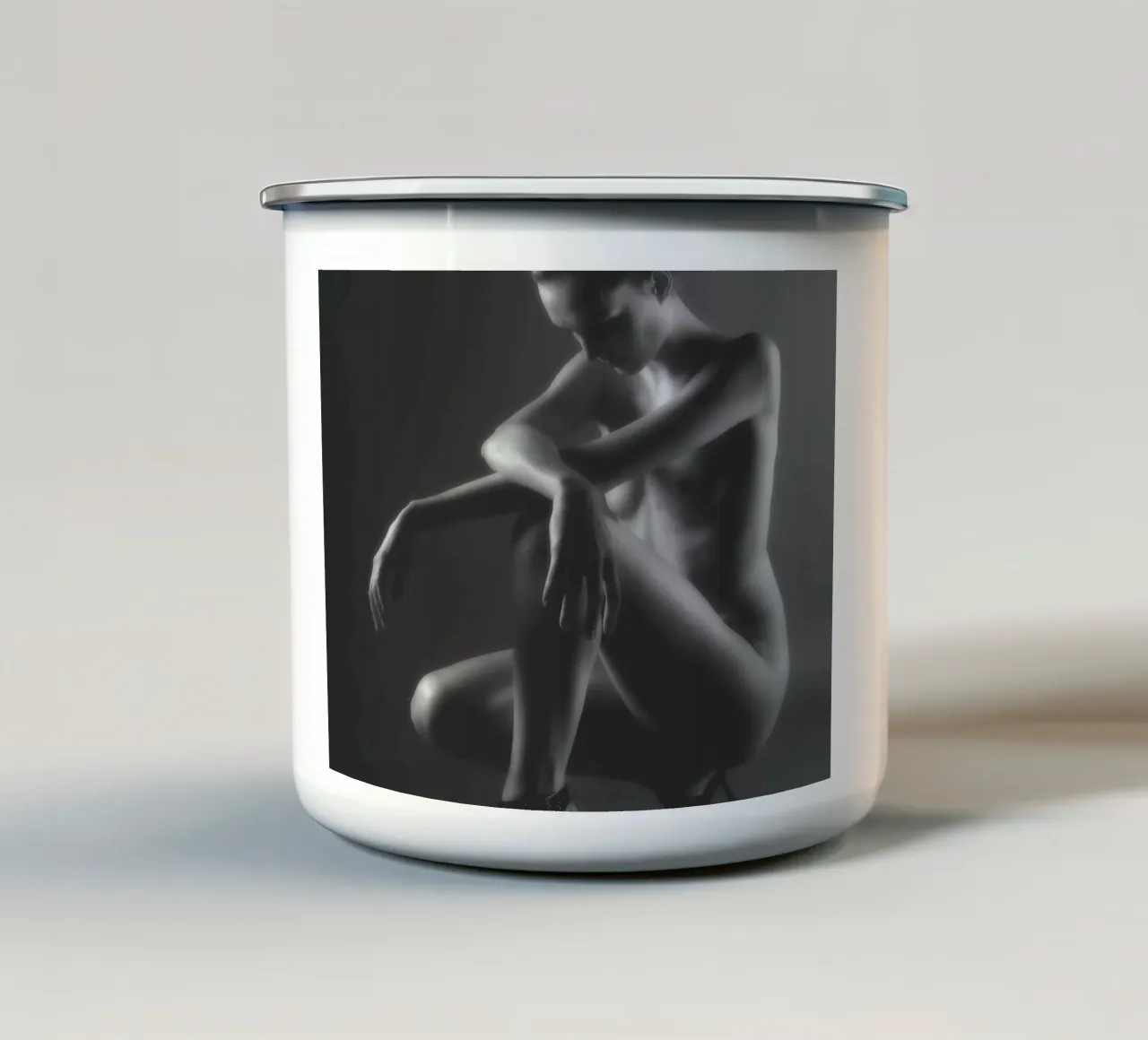 Crouching Nude tazza in smalto da Dave Hare Photography