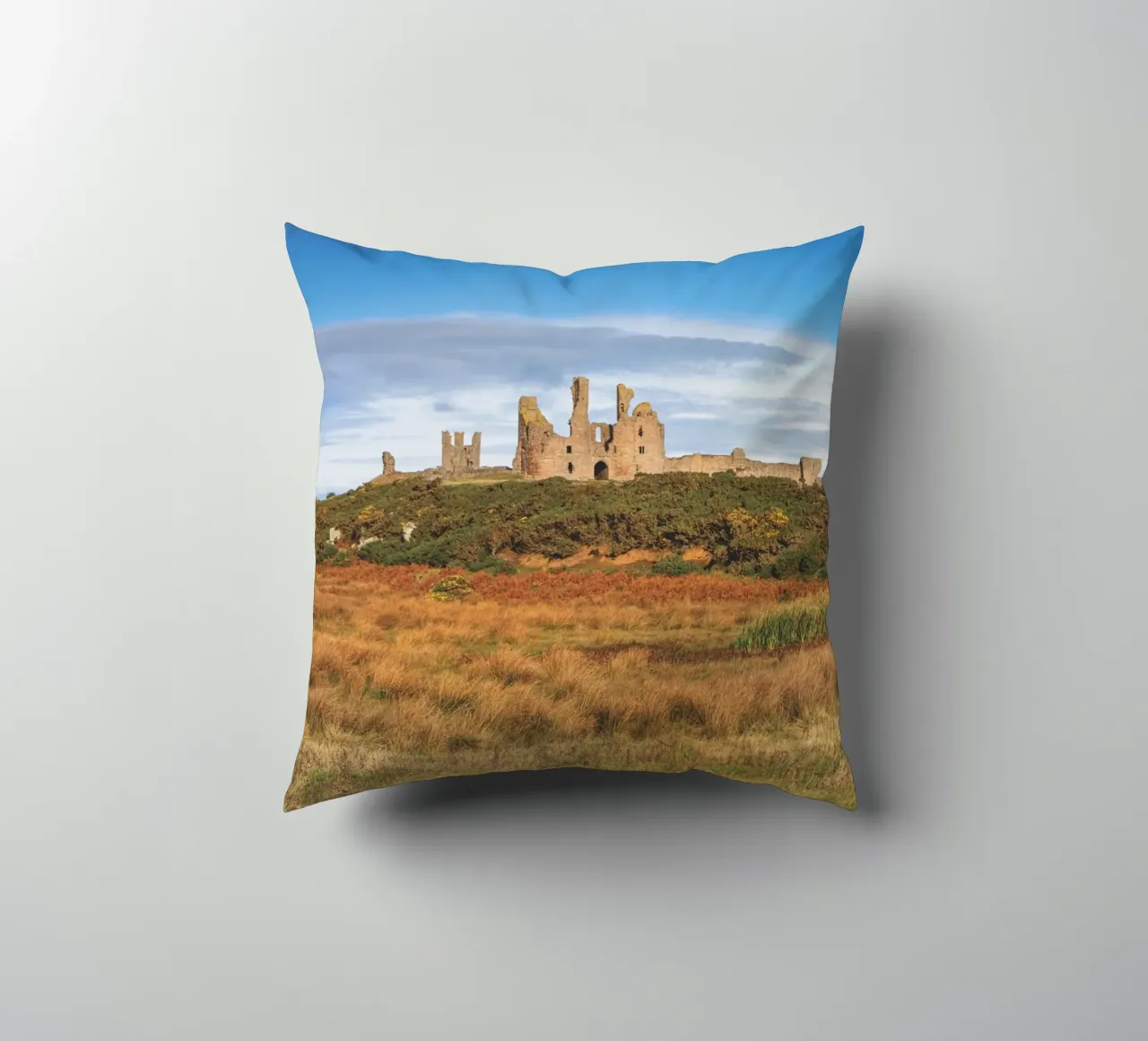 Dunstanburgh Castle cuscino da Dave Hare Photography