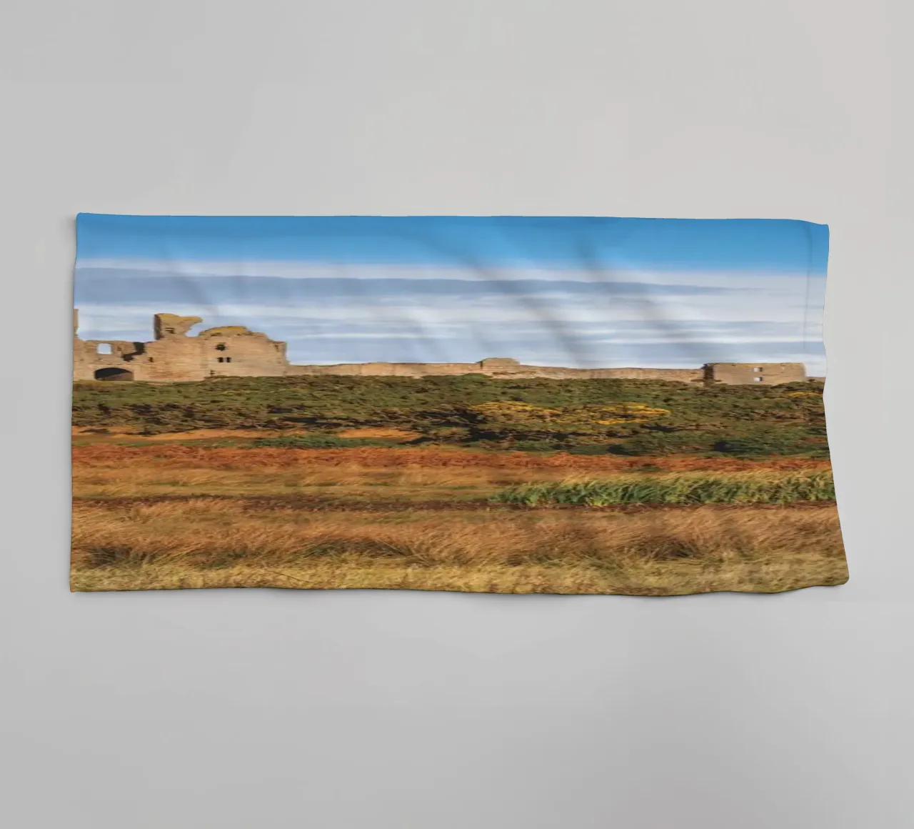 Dunstanburgh Castle asciugamano da bagno da Dave Hare Photography