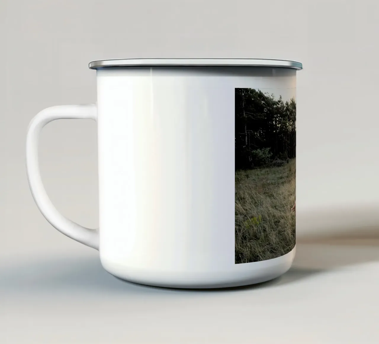 Merging mug en émail de Matevž Kosterov