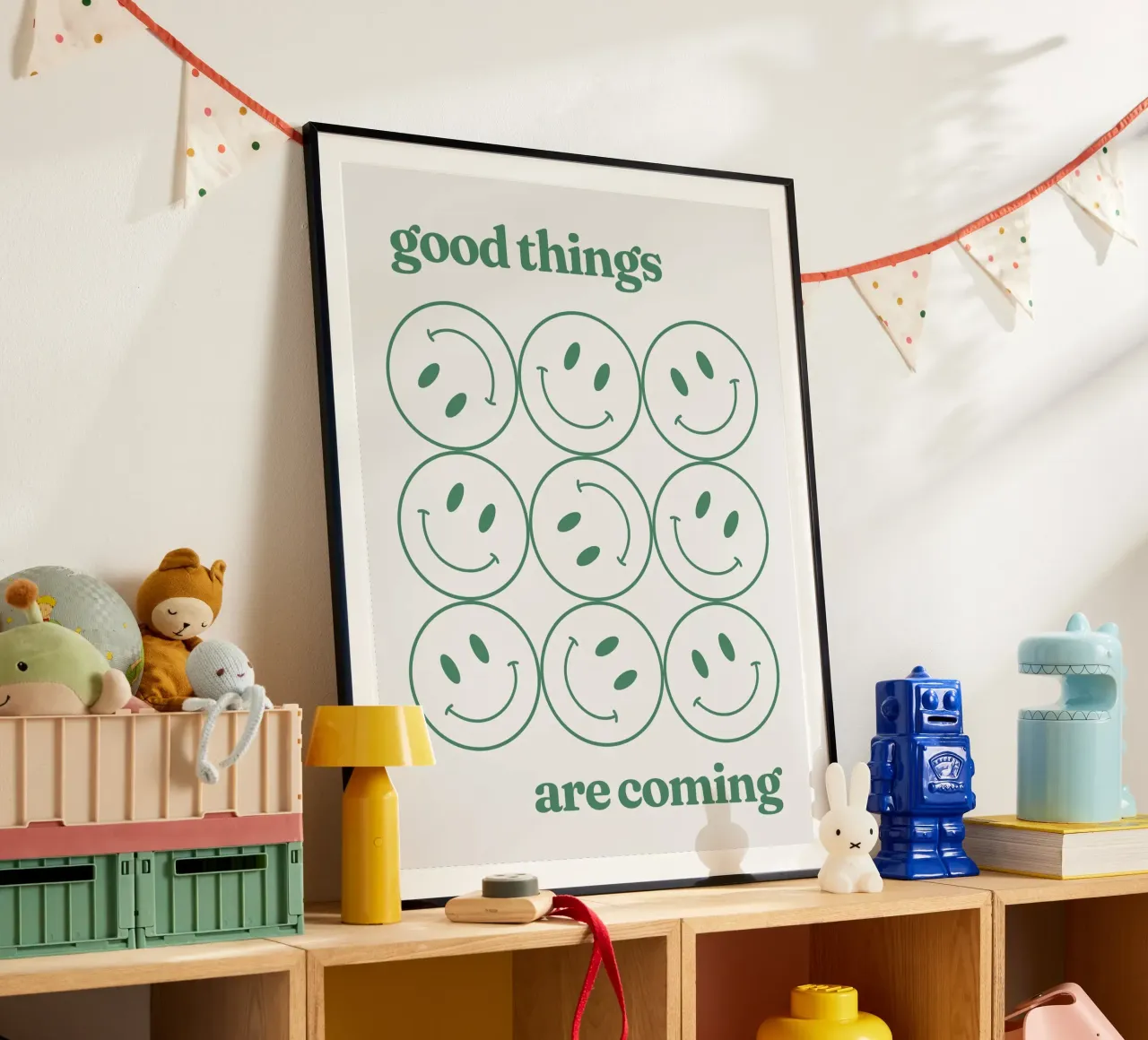 Le cose belle stanno arrivando Smiley verde poster con telaio in plastica da Paigaam Studio