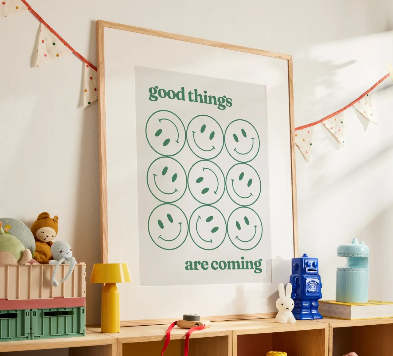 Le cose belle stanno arrivando Smiley verde poster con telaio in plastica da Paigaam Studio